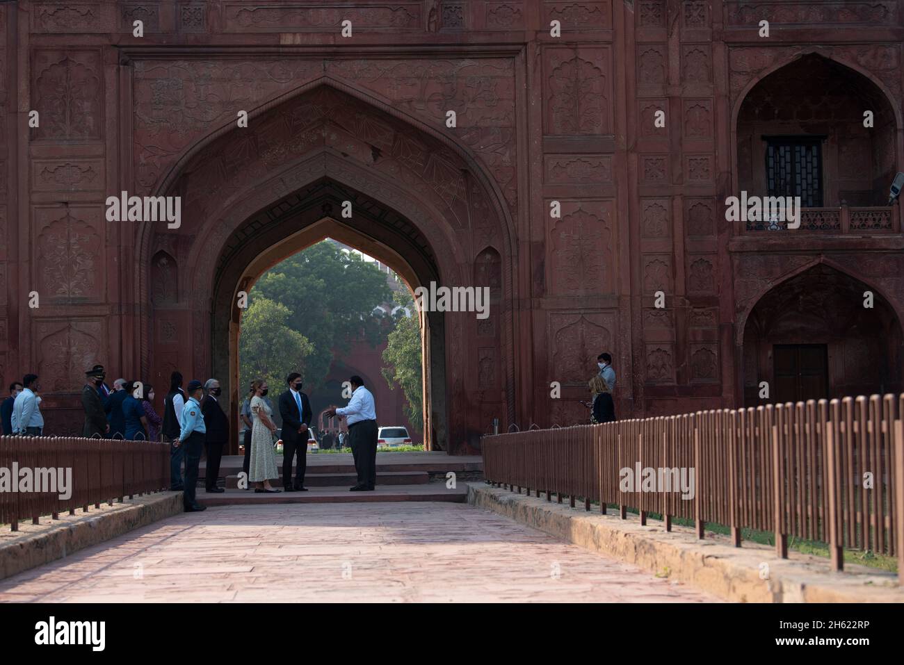 Reportage: Il Segretario della Difesa Dr. Mark Esper e sua moglie Leah Esper visitano il sito storico del Forte Rosso a Delhi, India, 27 ottobre 2020. Foto Stock