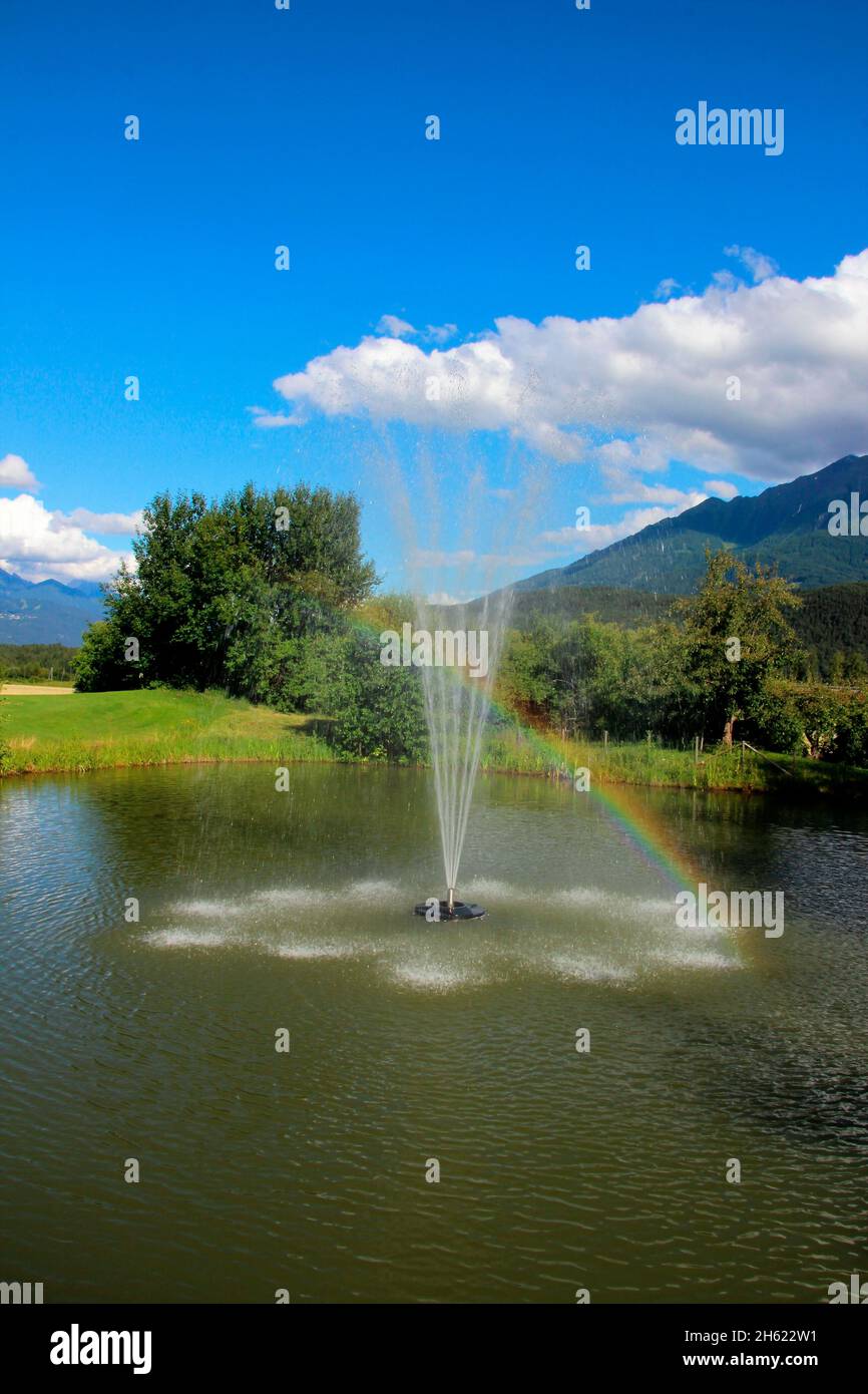 fontana,hotel schwarz a mieming,tirolo,austria,altopiano mieminger,obermieming,sistema di fontana,esterno,estate,prati,prato,prati estivi Foto Stock