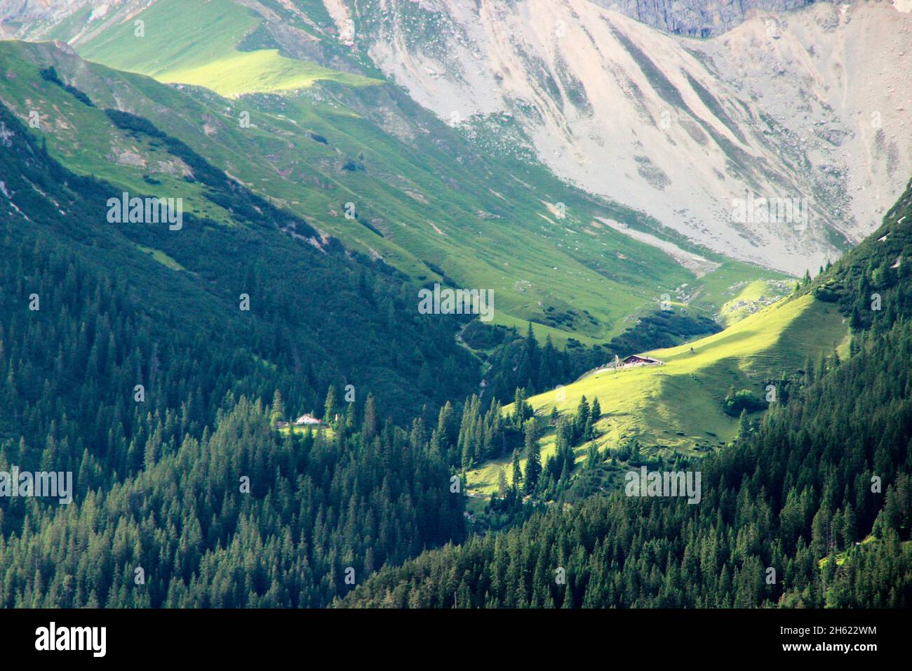 montagne di wetterstein,a sinistra wettersteinhütte,a destra il wangalm,1751m,austria,tirolo,vacanze,estate,tempo libero,hobby,attività,montagne,alpi,escursione,riposo,rifugio,rifugio,alpeggio,destinazione,escursione,gastronomia, Foto Stock