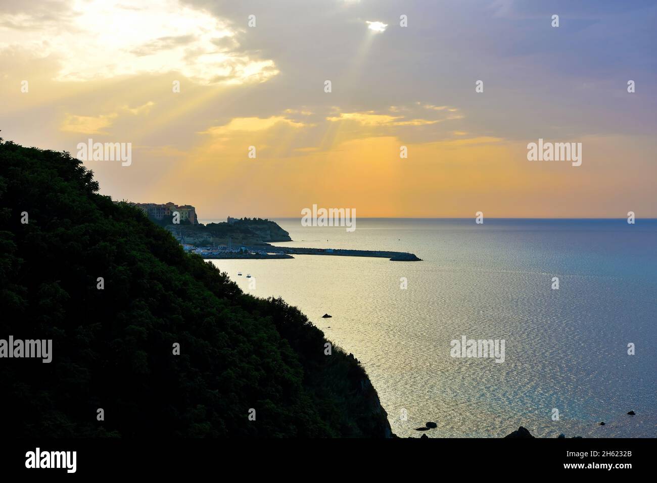 Tramonto sulla costa di Tropea Italia Foto Stock