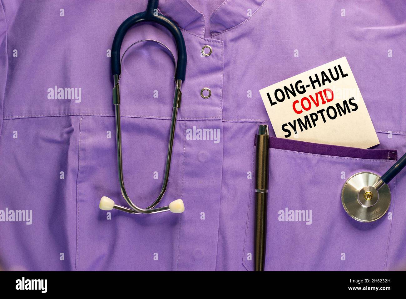 COVID-19 simbolo dei sintomi del codice a lunga distanza. Carta bianca con parole sintomi covidi a lungo raggio. Uniforme medica, penna metallica e stetoscopio. Medico, COVID Foto Stock