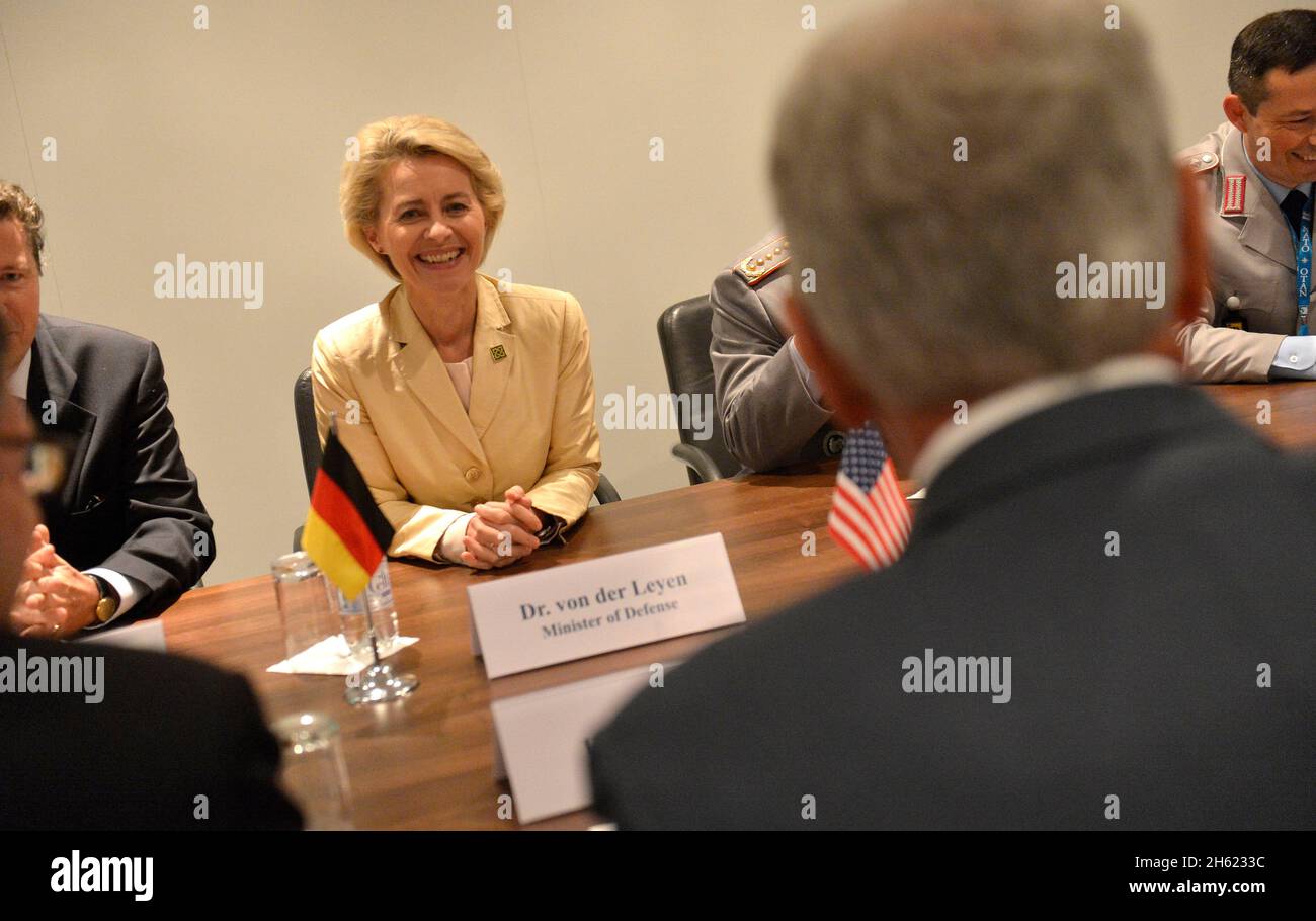 Il ministro tedesco della Difesa Ursula von der Leyen incontra il segretario della Difesa Chuck Hagel durante il vertice NATO tenutosi a Newport, Galles, 5 settembre 2014. Foto Stock