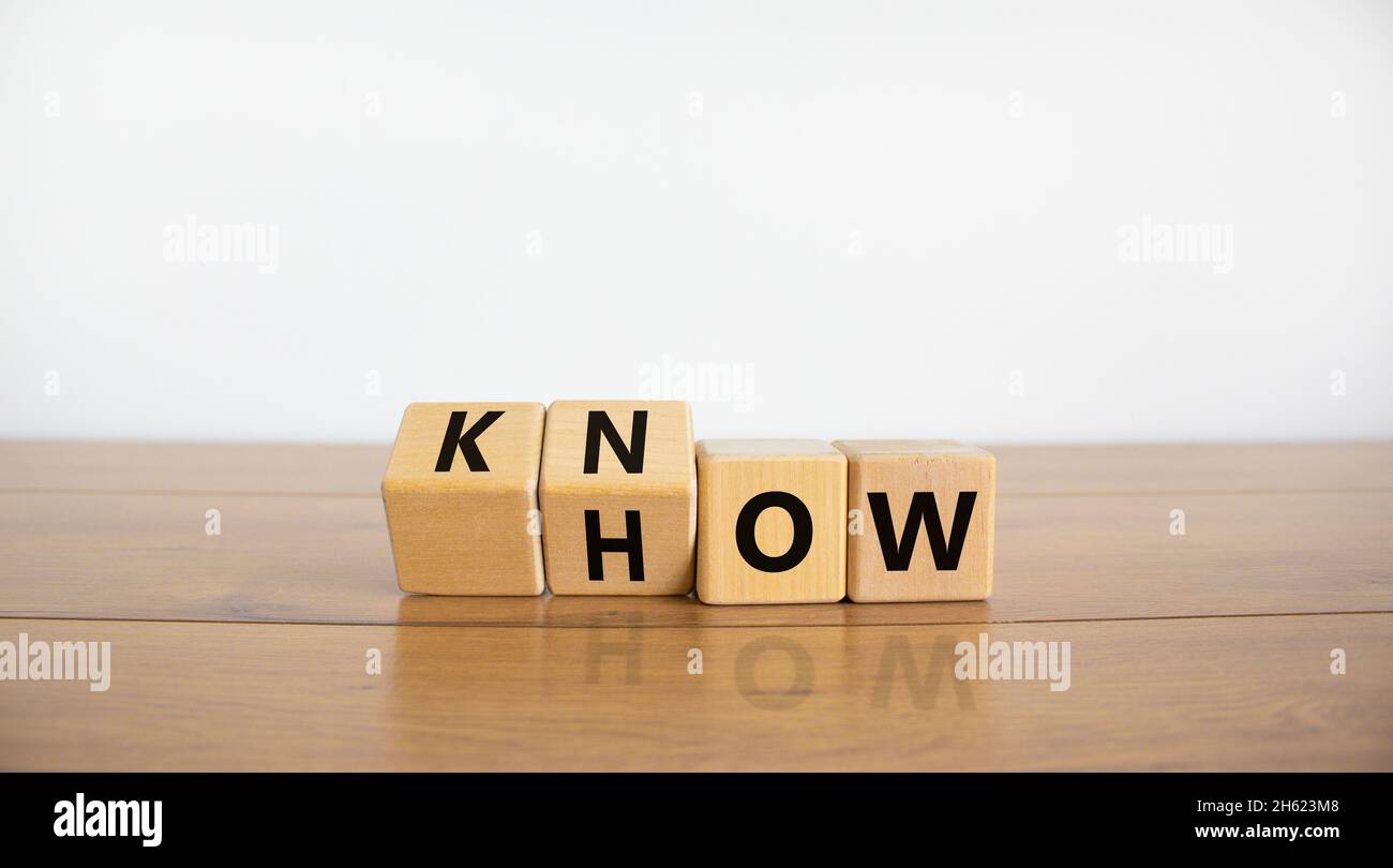 Sapere come simbolo. Tornò a cubetti di legno e cambiò la parola 'come' a 'sapere'. Bella tavola di legno, sfondo bianco. Spazio di copia. Business e know how Foto Stock