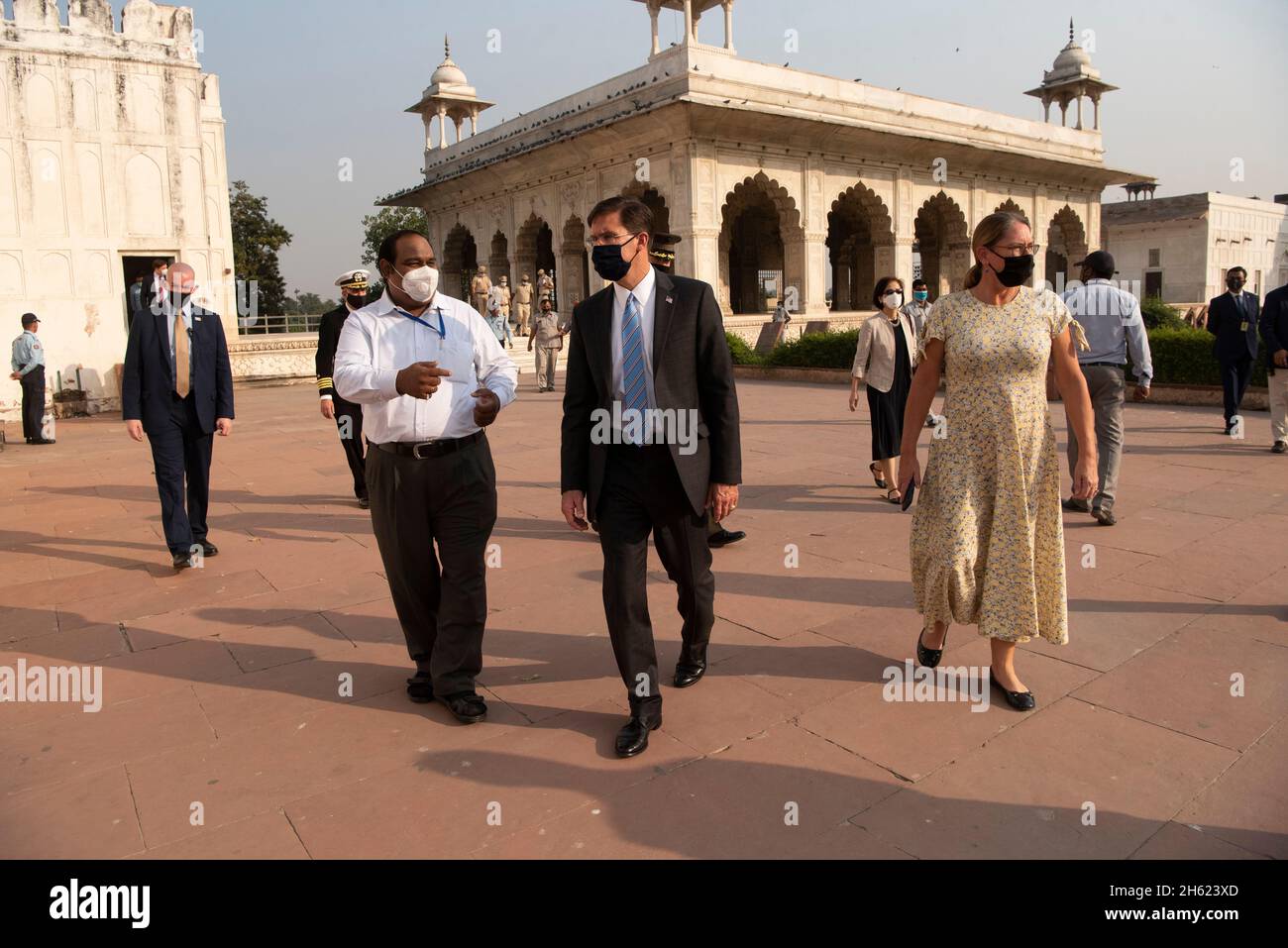 Reportage: Il Segretario della Difesa Dr. Mark T. Esper visita il sito storico del Forte Rosso a Delhi, India, 27 ottobre 2020. Foto Stock