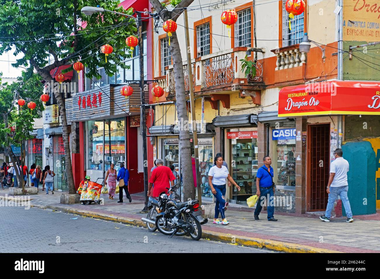 Negozi e ristoranti cinesi a Chinatown / Barrio Chino lungo l'Avenida Juan Pablo Duarte nella città di Santo Domingo, Repubblica Dominicana, Caraibi Foto Stock