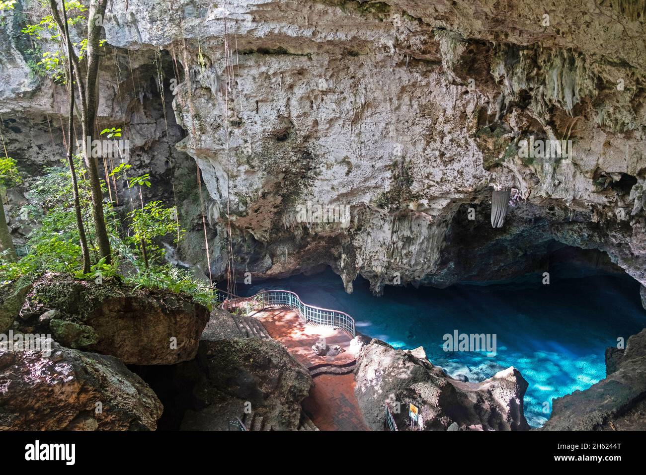 Tre occhi NP / Parque Nacional Los Tres Ojos, grotta calcarea all'aperto nel parco Mirador del Este, Santo Domingo Este, Repubblica Dominicana, Caraibi Foto Stock