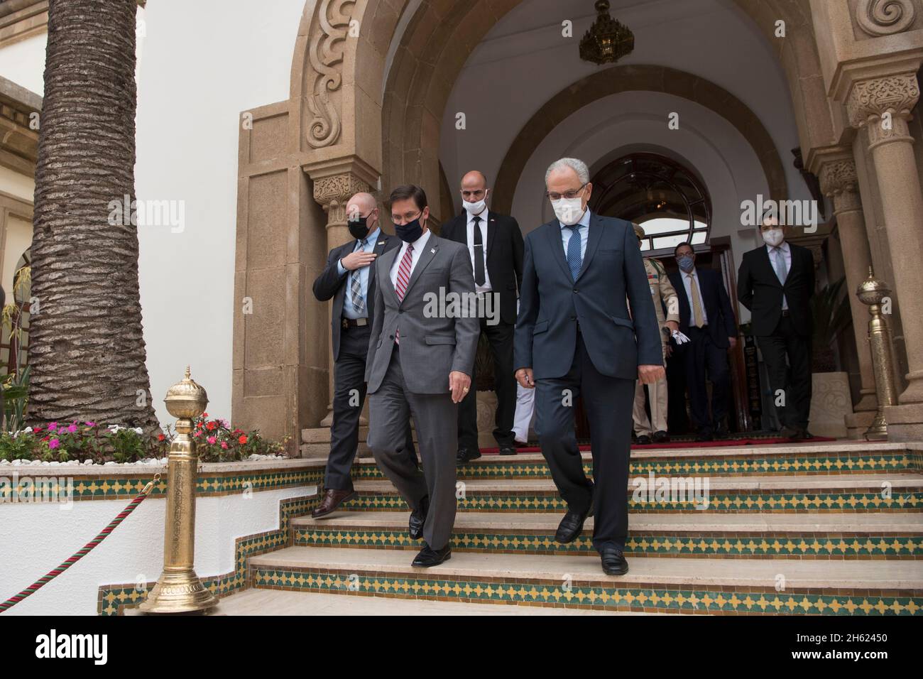 Reportage: Il Segretario della Difesa Dr. Mark T. Esper parte dal Royal Armed Forces Officers Mess con il Ministro Delegato per l'Amministrazione della Difesa Nazionale Abdellatif LOUDIYI, Rabat, Marocco, 2 ottobre 2020. Foto Stock