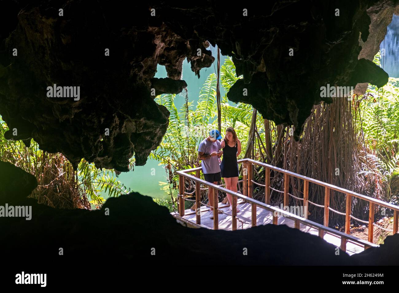 Turisti a tre occhi NP / Parque Nacional Los Tres Ojos, grotta calcarea nel parco Mirador del Este, Santo Domingo Este, Repubblica Dominicana, Caraibi Foto Stock
