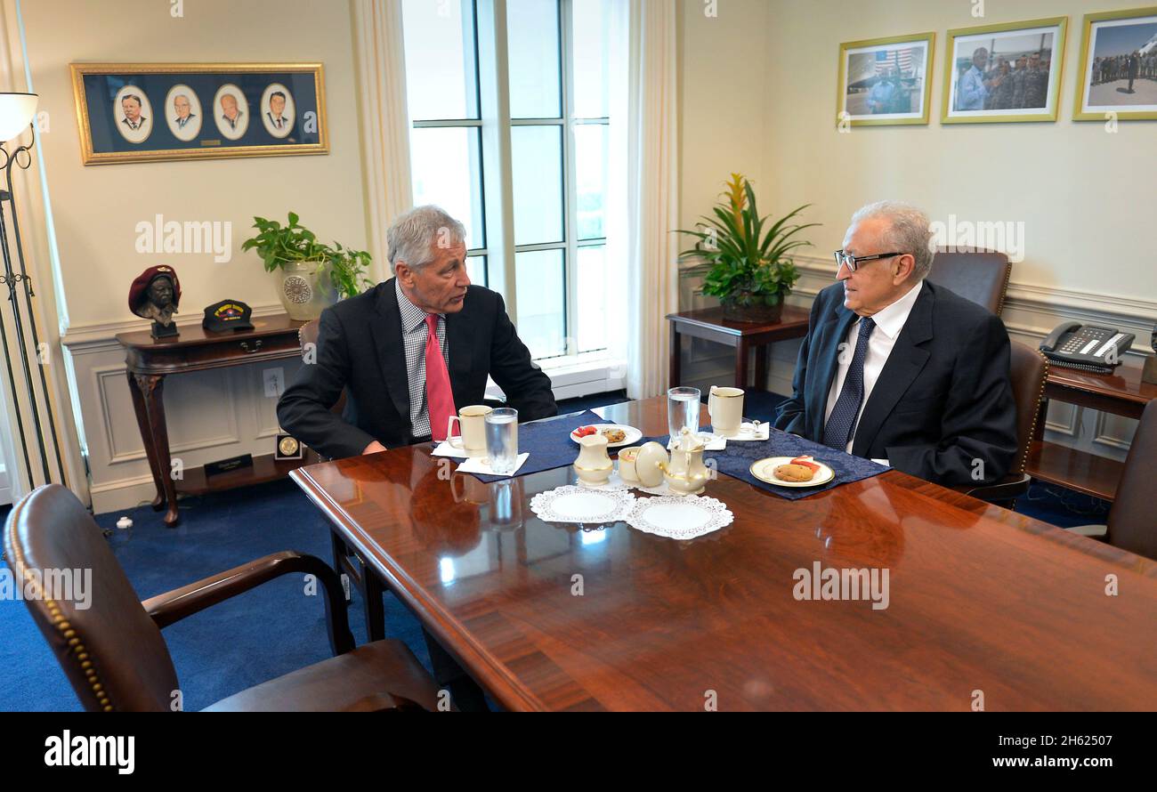 Incontro del Segretario della Difesa Chuck Hagel con l'Ambasciatore Lakhdar Brahimi, Rappresentante Speciale della Lega Araba congiunta-ONU per la Siria, 29 aprile 2013 Foto Stock