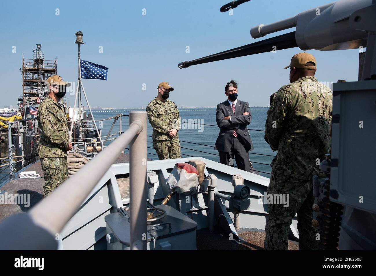 Reportage: Il Segretario della Difesa Dr. Mark T. Esper tour la classe ciclone pattuglia costiera nave USS Monsoon, ancorato al Naval Support Activity Bahrain, 28 ottobre 2020. Foto Stock