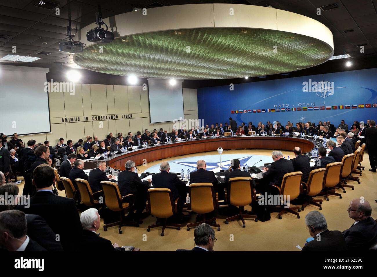 Una riunione dei Ministri della Difesa della NATO è convocata nella Sala 1 presso la sede della NATO a Bruxelles, Belgio, 21 febbraio 2013. Foto Stock