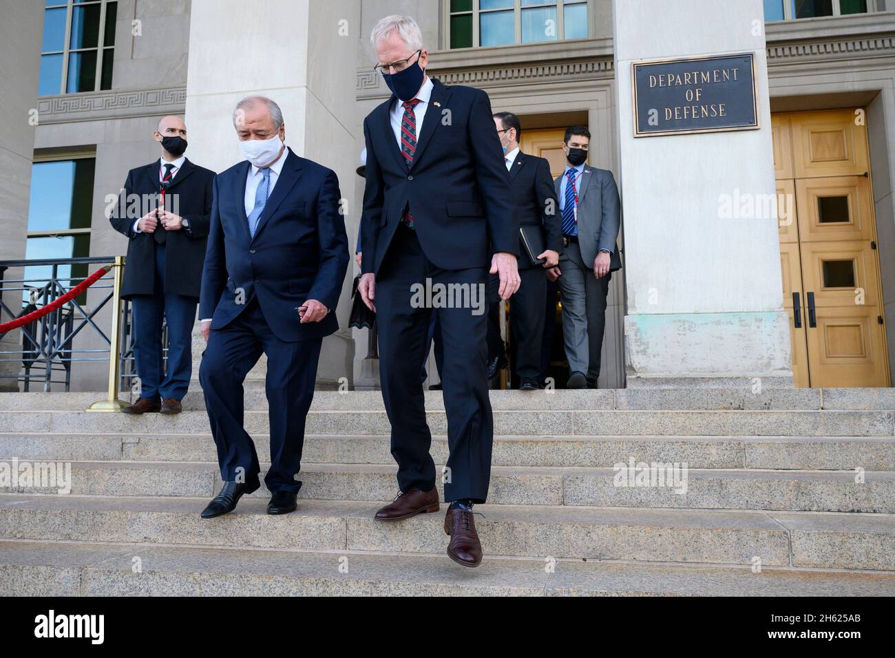 Reportage: Il segretario alla difesa Christopher C. Miller ospita il ministro degli Esteri uzbeko Abdulaziz Kamilov al Pentagono di Washington, D.C., novembre 19, 2020. Foto Stock