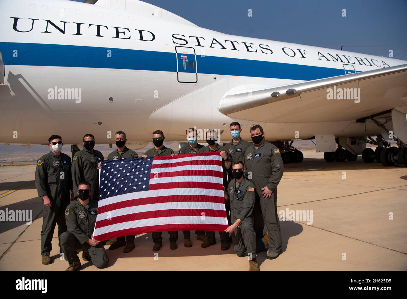 Reportage: L'equipaggio di manutenzione e-4B pone per una foto con una bandiera americana, durante un viaggio del Segretario alla Difesa Dr. Mark Esper, Aqaba, Giordania, 29 ottobre 2020. Foto Stock