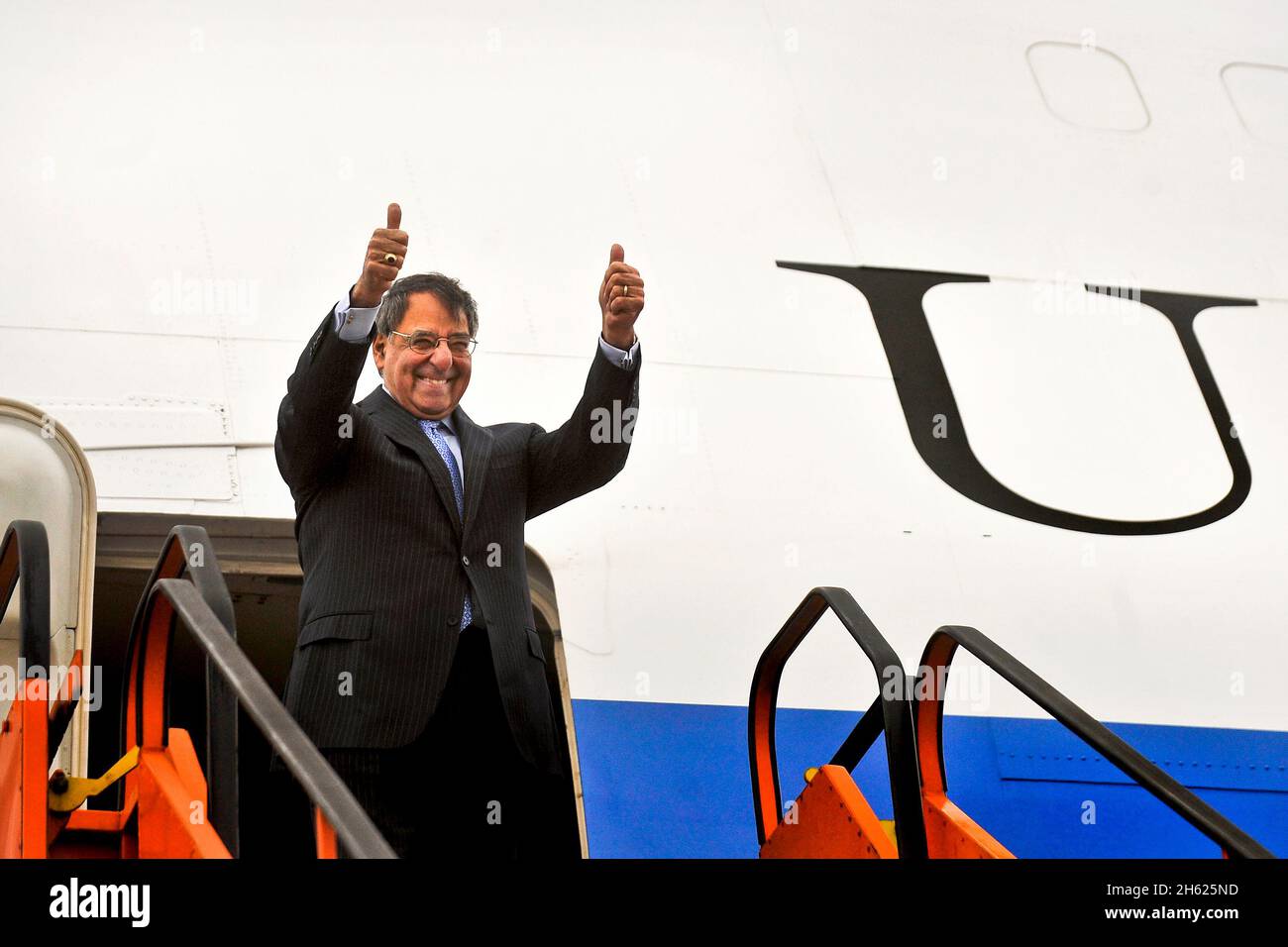 Il Segretario della Difesa Leon Panetta dà due pollici quando si allontana da Bruxelles, Belgio, dopo gli incontri con le controparti della difesa dei paesi membri della NATO alla sede della NATO il 22 febbraio 2013. Foto Stock