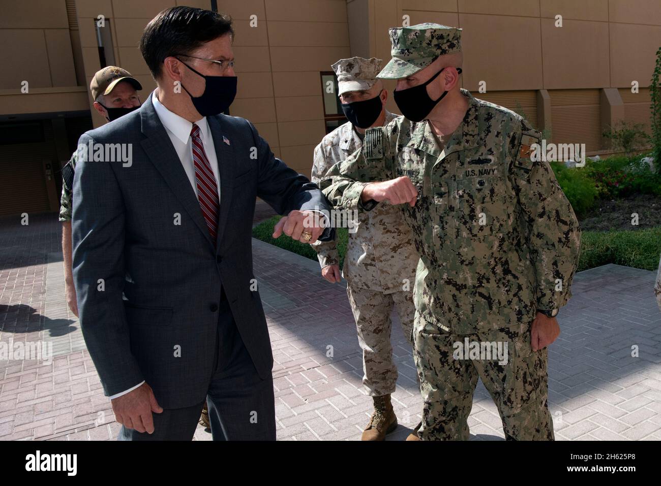 Reportage: Il Segretario della Difesa Dr. Mark T. Esper saluta il vice comandante delle forze Anfibie Navali TF-51/5th Marine Expeditionary Brigade (51/5), Marina Capt. Joaquin J. Martinez de Pinillos, al Naval Support Activity Bahrain, 28 ottobre 2020. Foto Stock