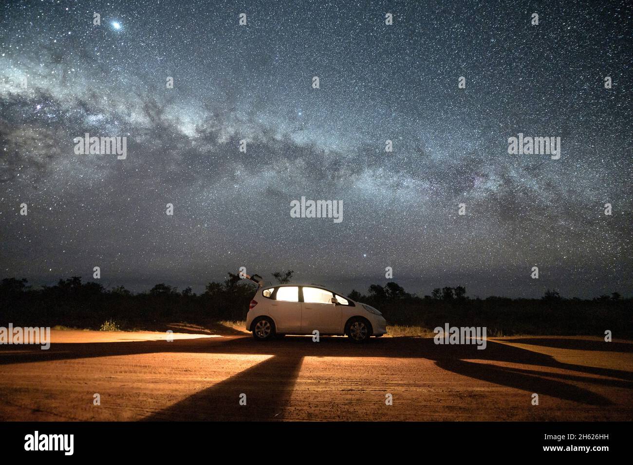 viaggiando in auto attraverso l'entroterra australiano di notte. australia nordoccidentale. Foto Stock