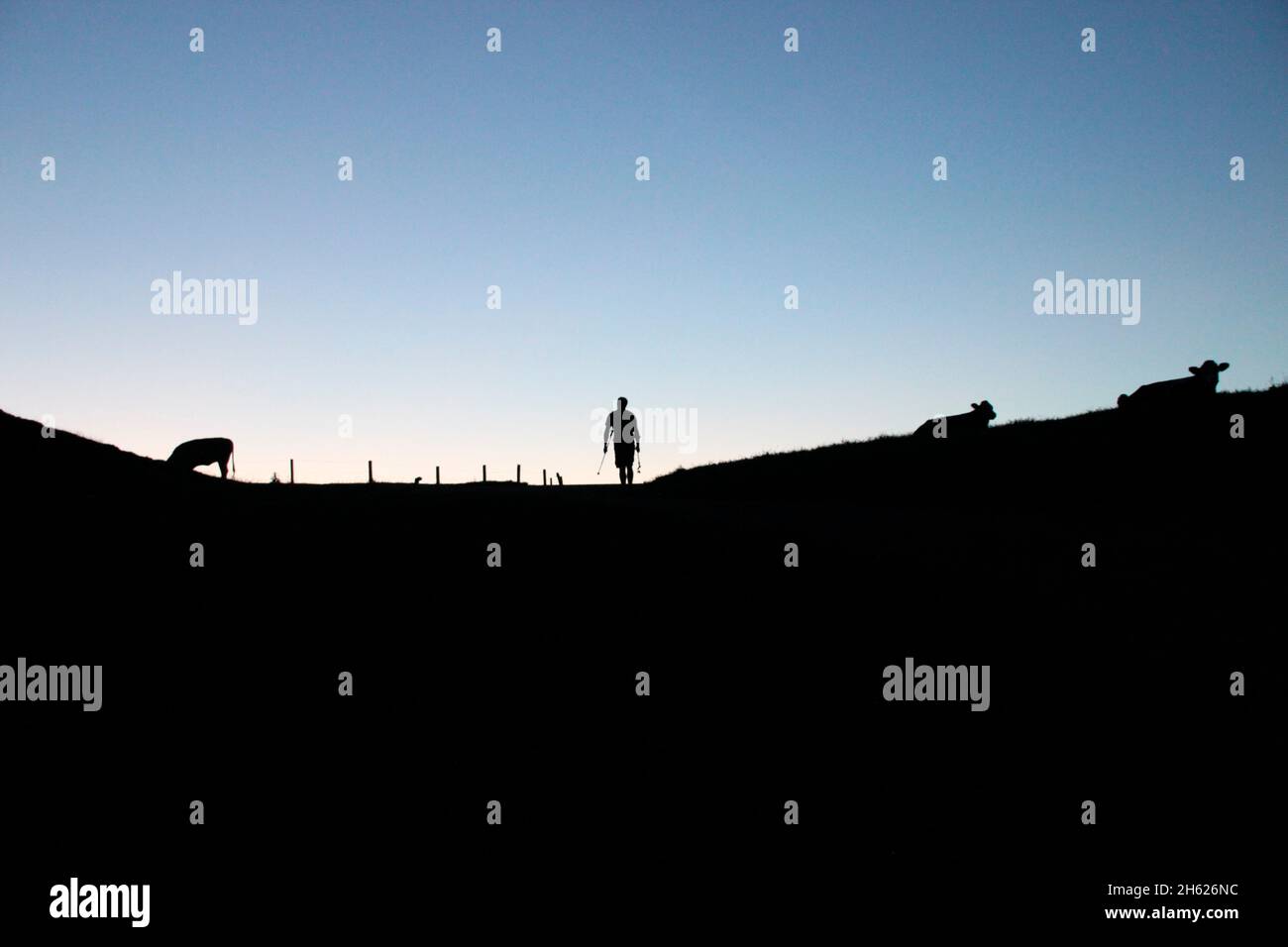 sihlouette di escursionisti in un'escursione fino alla cima del kampenwand (1669 m) nel chiemgau, alpi chiemgau, vicino aschau, alta baviera, baviera, germania meridionale, germania Foto Stock