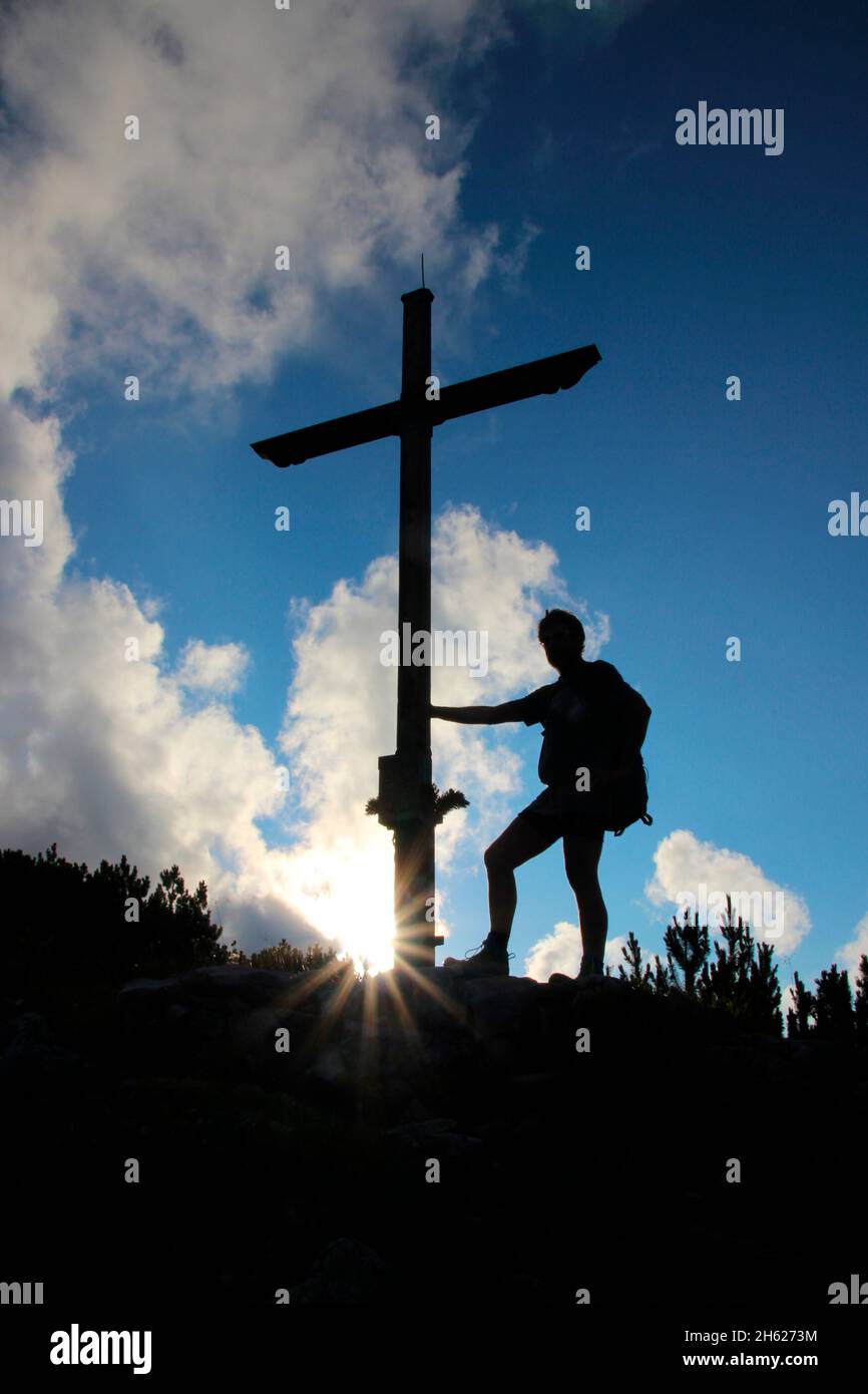 uomo vecchio alla croce di cima, escursione al gap 1829m, estergebirge, tramonto, luce posteriore, tenendo croce, europa, germania, baviera, alta baviera, werdenfelser terra, alpenwelt karwendel, isar valle, krün Foto Stock