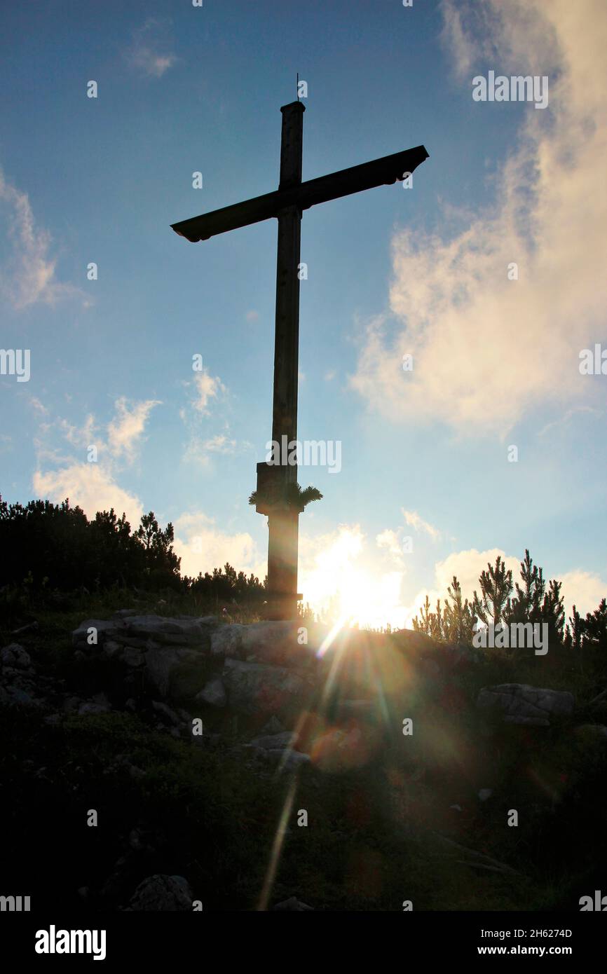 escursione a klaffen 1829 m, croce in cima, estergebirge, tramonto, luce posteriore, umore nuvoloso, europa, germania, baviera, alta baviera, werdenfelser terra, alpenwelt karwendel, valle isar, krün Foto Stock