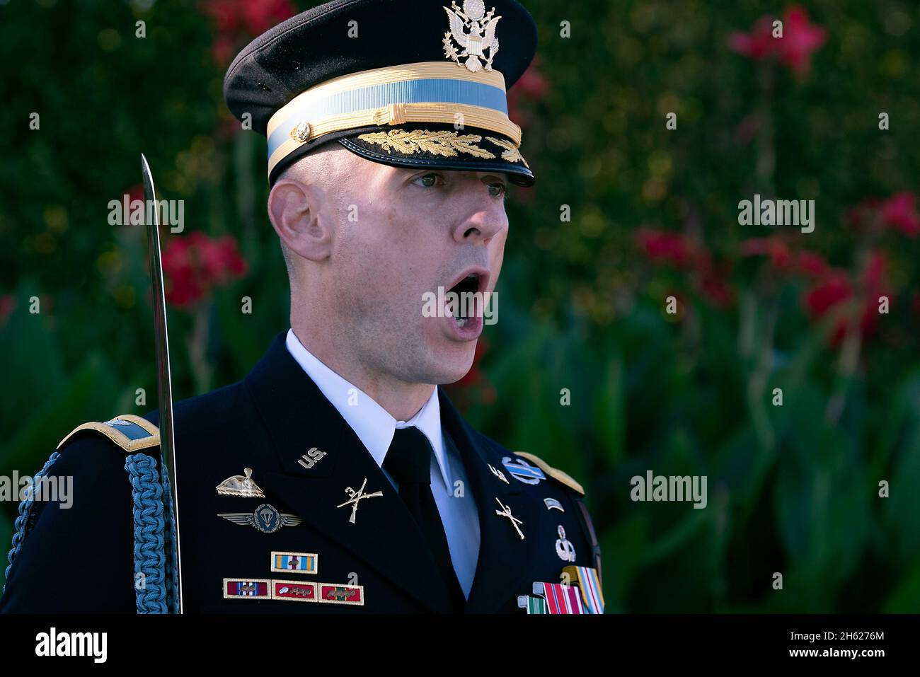 Reportage: Un soldato con la Guardia d'onore congiunta dirige le truppe, come il Segretario alla Difesa Dr. Mark Esper accoglie la Repubblica di Corea Ministro della Difesa Nazionale Suh Wook al Pentagono, Washington, D.C., 14 ottobre 2020. Foto Stock