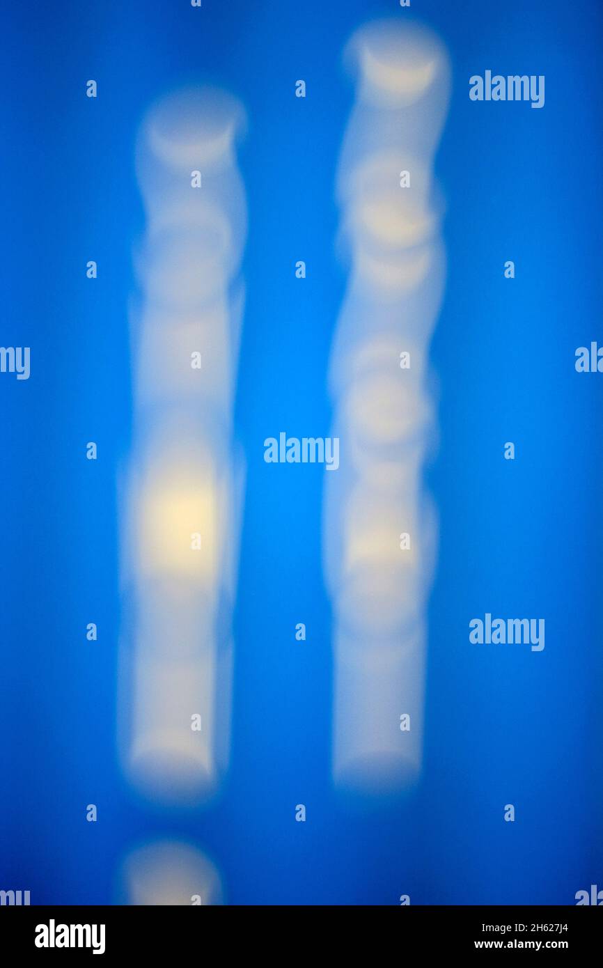 scritta bianca di un contenitore blu, sfocatura astratta Foto Stock