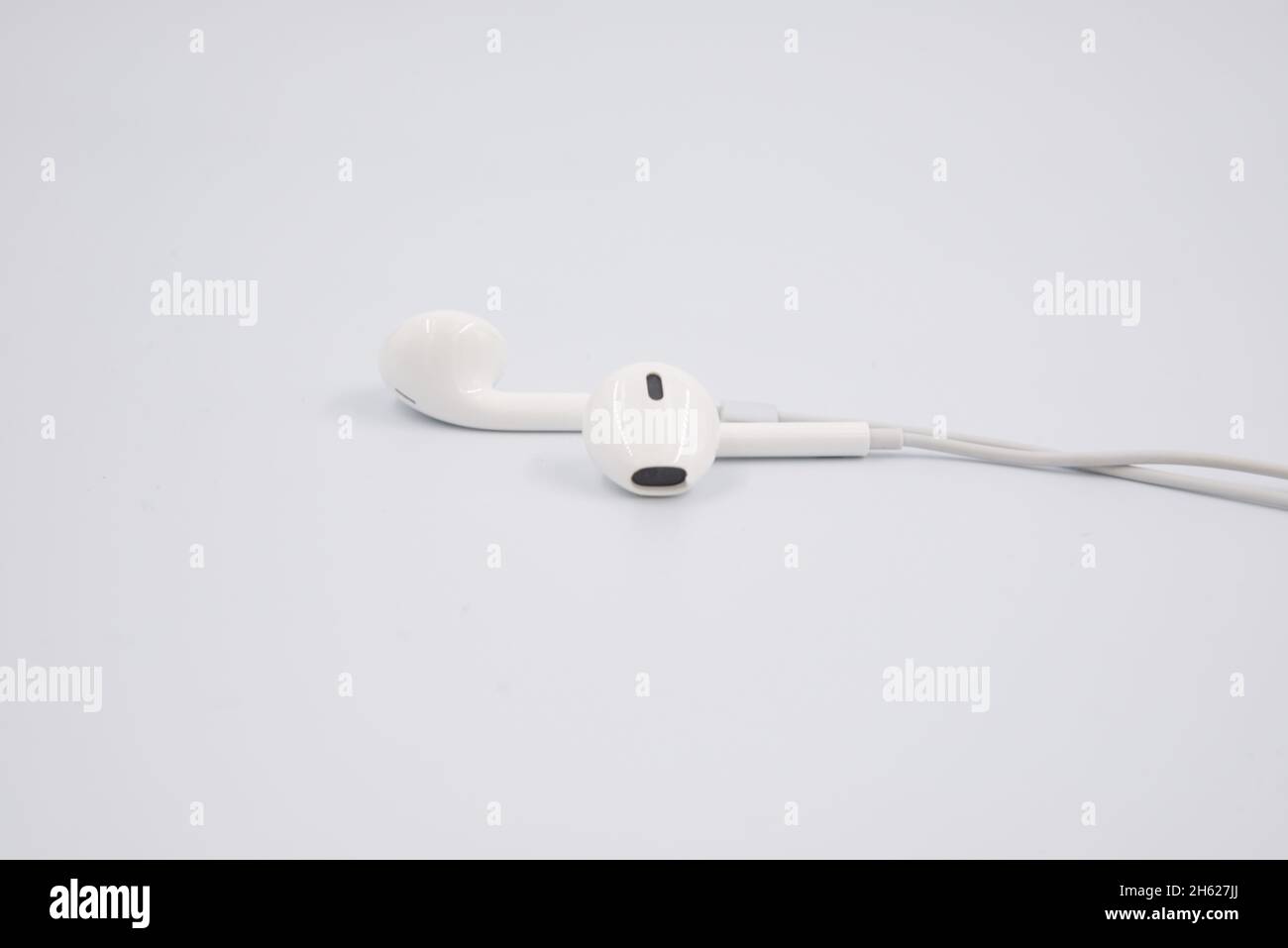Gli auricolari bianco isolato su sfondo bianco con tracciato di ritaglio Foto Stock