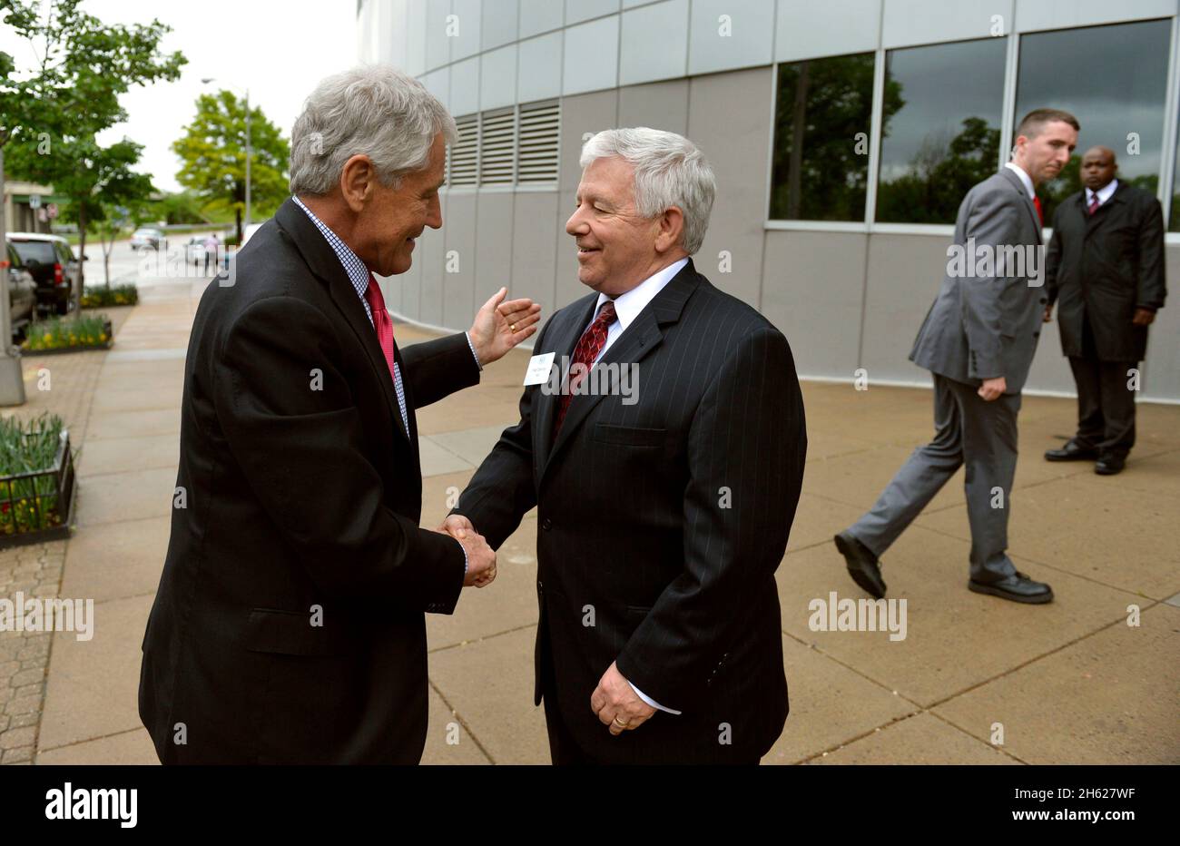 Il Segretario della Difesa Chuck Hagel è accolto da Fred Downey quando arriva a incontrare i membri della Aerospace Industries Association ad Arlington, Va., 23 aprile 2013. Foto Stock