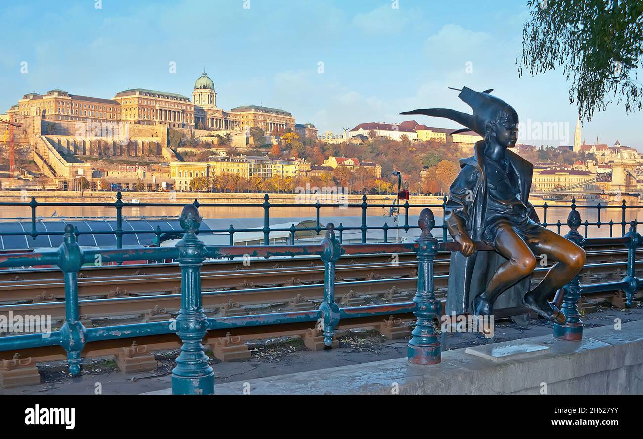 La scenografica statua della piccola principessa contro il Castello di Buda e il Danubio, vista dal Quay di Belgrado del distretto di Pest, Budapest, Ungheria Foto Stock