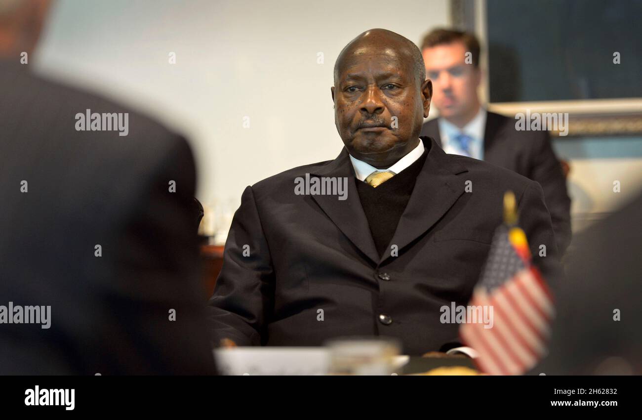 Il presidente ugandese Yoweri Museveni ascolta il Segretario della Difesa Chuck Hagel che ha formulato commenti durante un incontro al Pentagono il 27 settembre 2013. Foto Stock