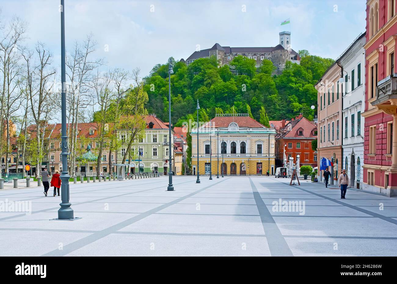 Piazza dei Congressi storica con vista su case cittadine colorate, Filarmonica slovena e il Castello di Lubibljanski Grad in cima alla collina del Castello di Lubiana Foto Stock