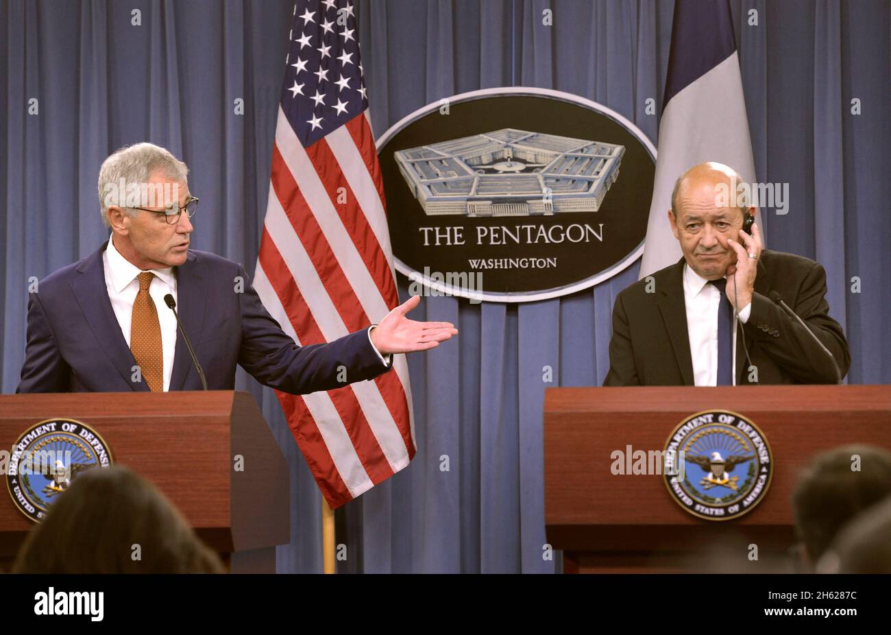 Il Segretario della Difesa Chuck Hagel, di sinistra, e il Ministro della Difesa francese Jean-Yves le Drian tengono una conferenza stampa congiunta al Pentagono di Arlington, Va., 2 ottobre 2014. Foto Stock
