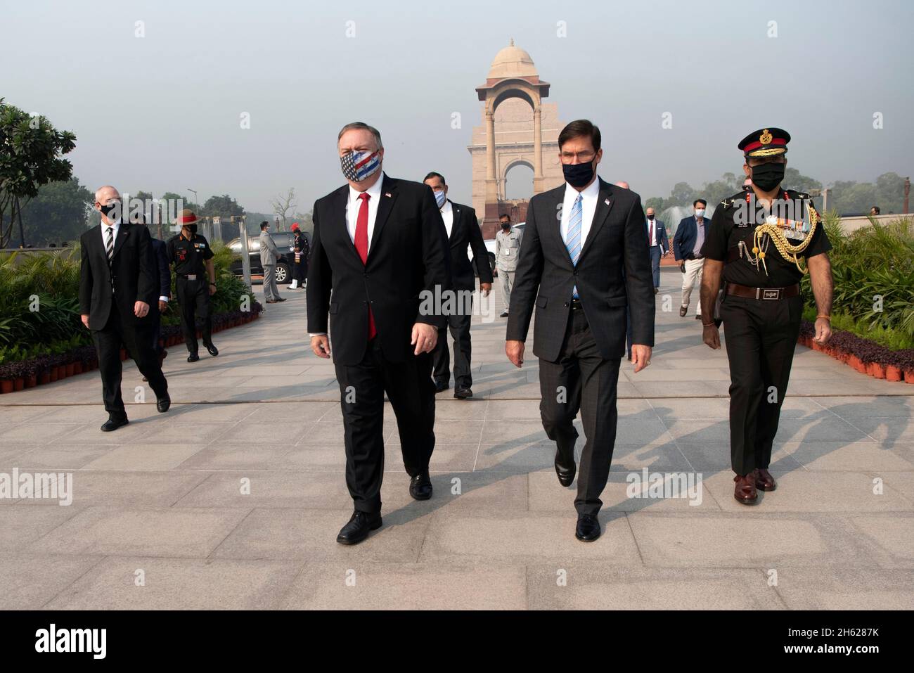 Reportage: Il Segretario di Stato Mike Pompeo e il Segretario alla Difesa Dr. Mark T. Esper arrivano per una corona che si posa al National War Memorial, davanti a US-India 2+2 ministeriale, Nuova Delhi, India, 27 ottobre 2020. Foto Stock