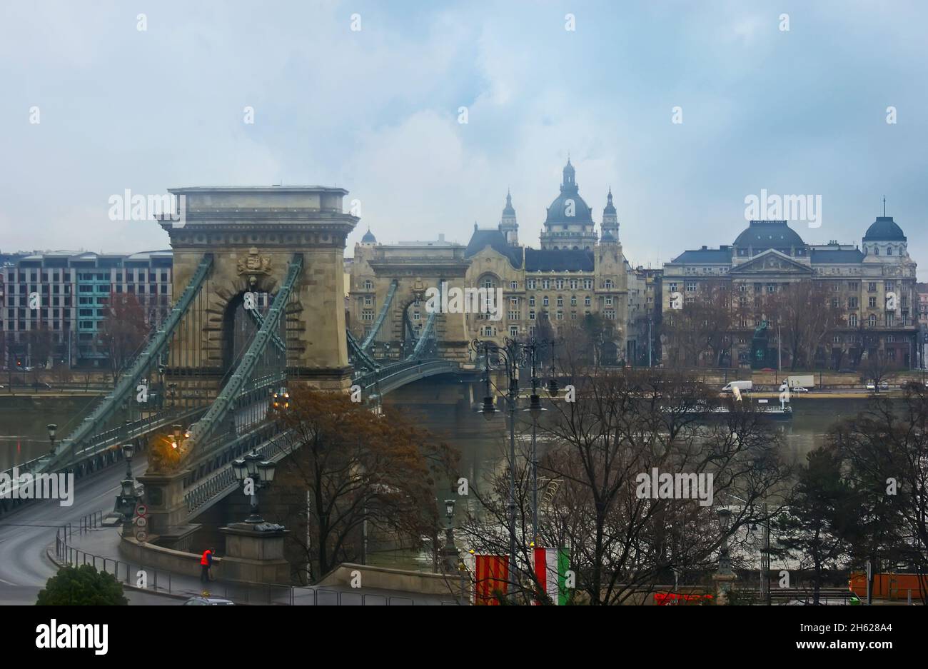 Spettacolare Ponte storico delle catene sul Danubio, che collega le rive di Buda e Pest della città vecchia di Budapest, Ungheria Foto Stock