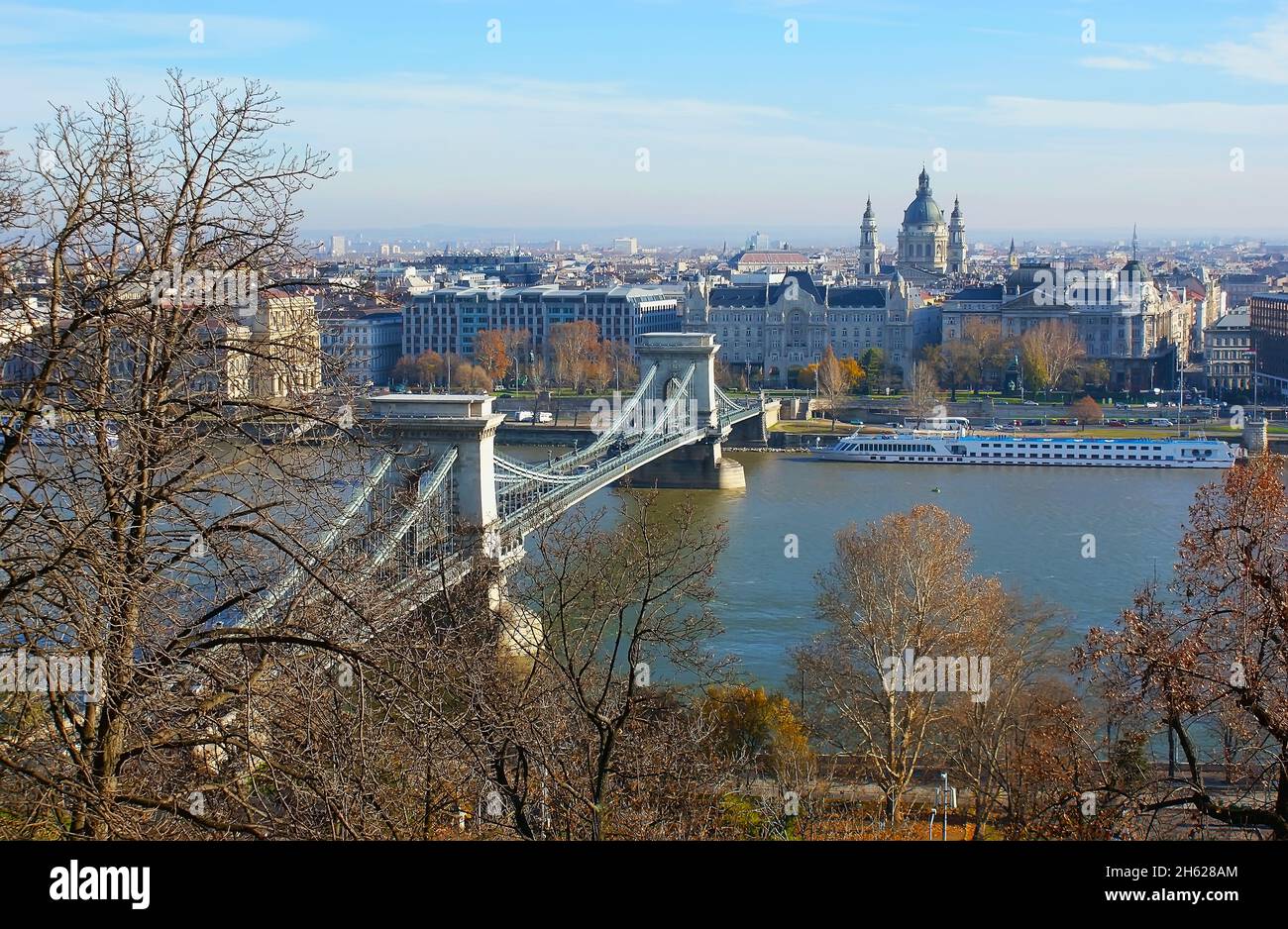 Il paesaggio urbano dalla collina del Castello di Buda, osservando il Danubio, Ponte delle catene, palazzi storici, Palazzo Gresham e la Basilica di Santo Stefano, dominando il fiume Foto Stock