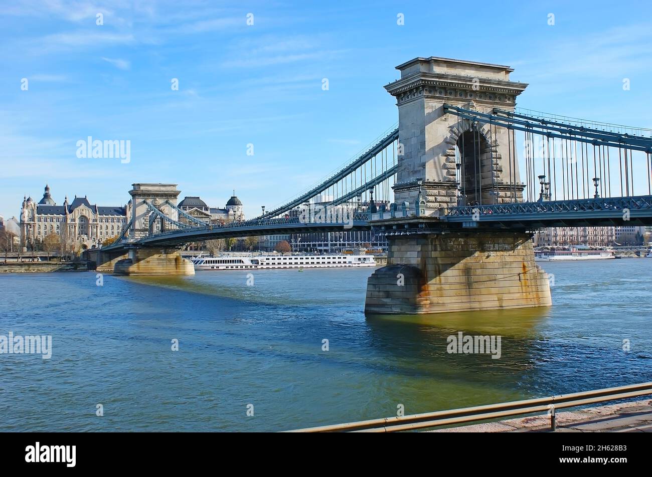 La costruzione in pietra e metallo dello spettacolare Ponte delle catene attraverso il Danubio dal distretto di Buda, Budapest, Ungheria Foto Stock