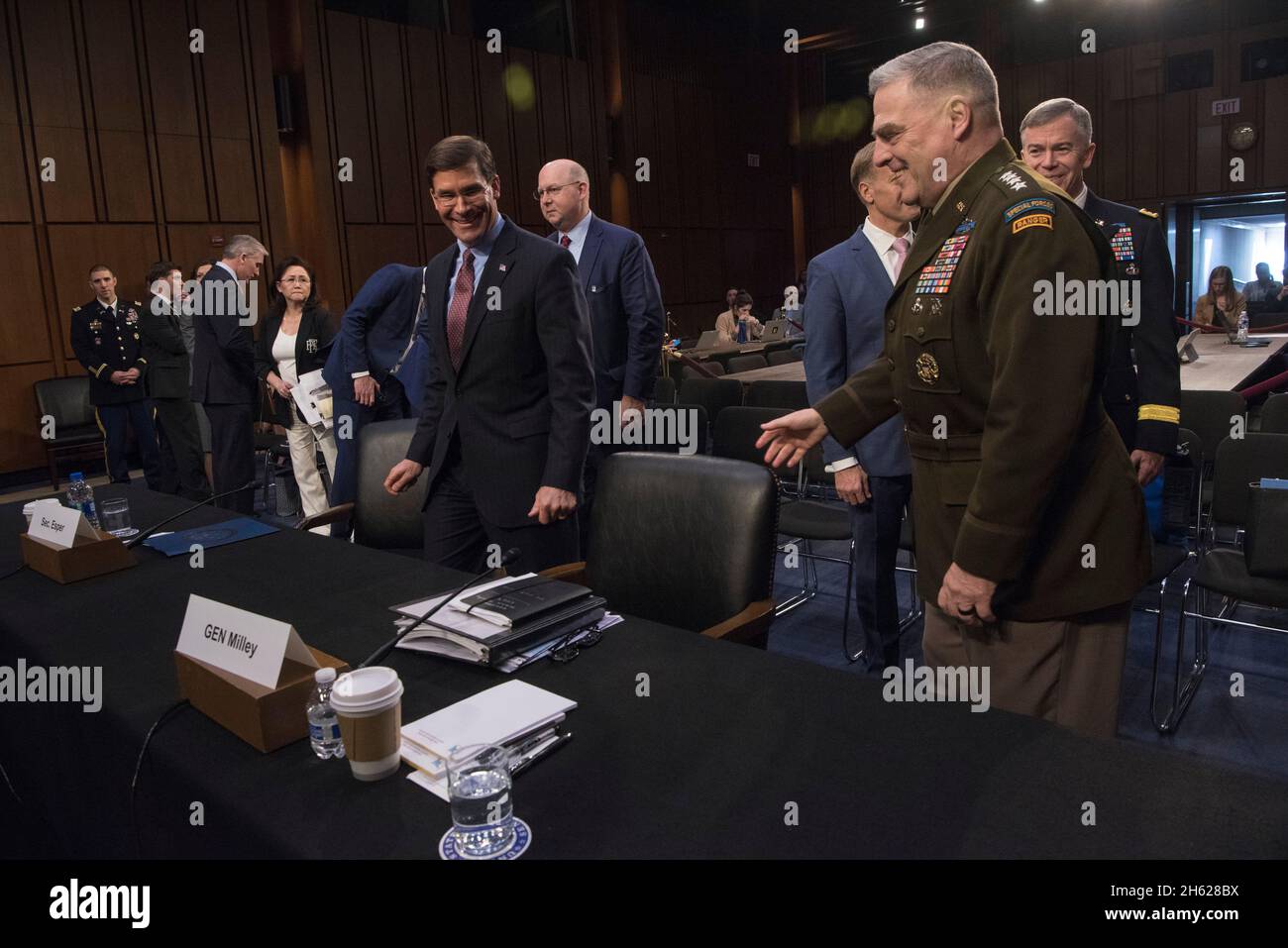 Reportage: Dr. Mark T. Esper, Segretario della Difesa e Presidente dei Capi congiunti del personale Esercito Gen. Mark A. Milley testimoniano la posizione di bilancio del Senato della Commissione dei servizi Armed sulla posizione del Dipartimento della Difesa in merito alla revisione della richiesta di autorizzazione della difesa fiscale 2021 e del programma di difesa per gli anni futuri, HART Senate Office Building, Washington, D.C., 4 marzo 2020. Foto Stock