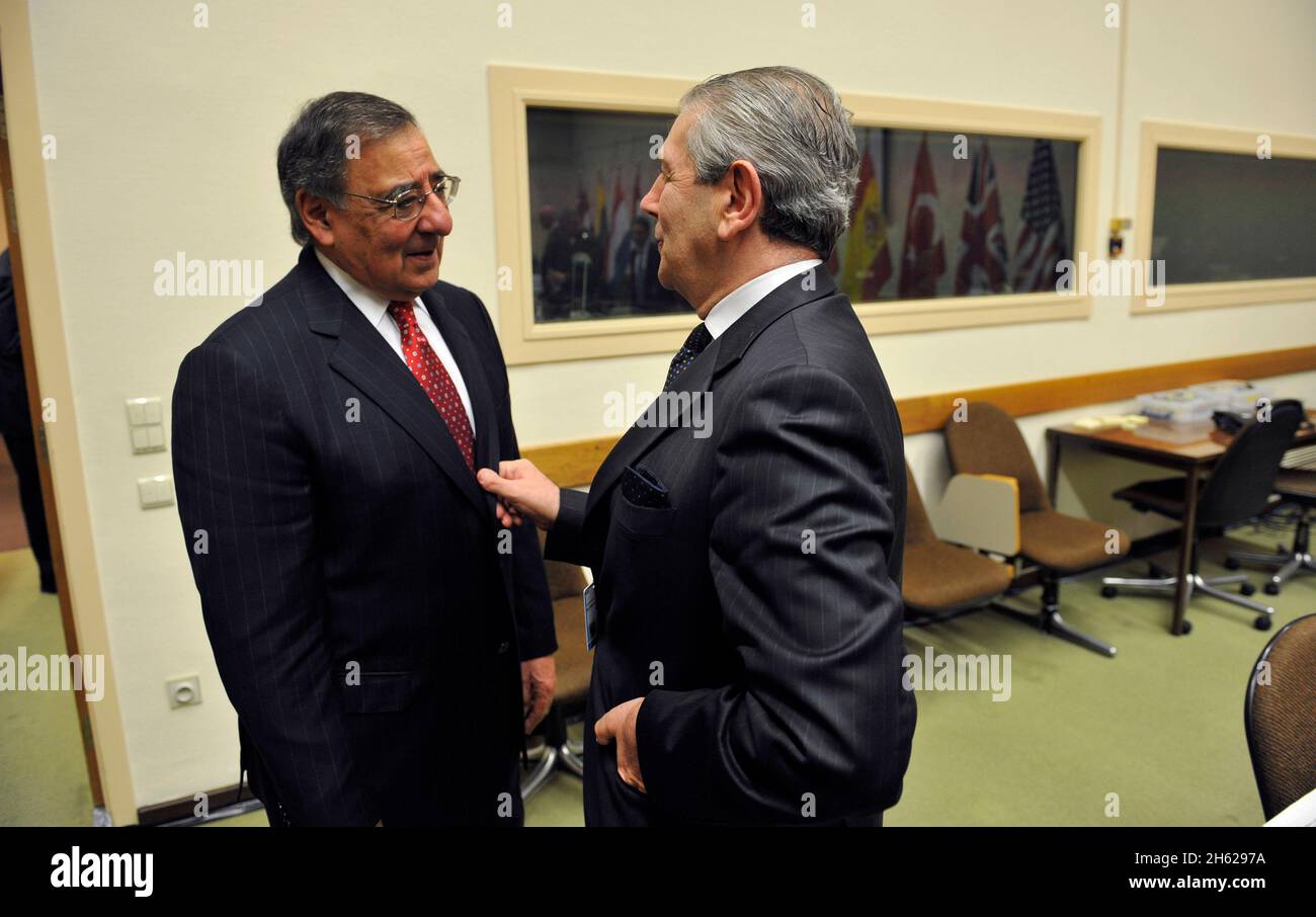 Il Segretario della Difesa Leon Panetta saluta il Ministro della Difesa italiano Giampaolo di Paola mentre si riunisce in un bilat presso la sede della NATO a Bruxelles, Belgio, 21 febbraio 2013 Foto Stock