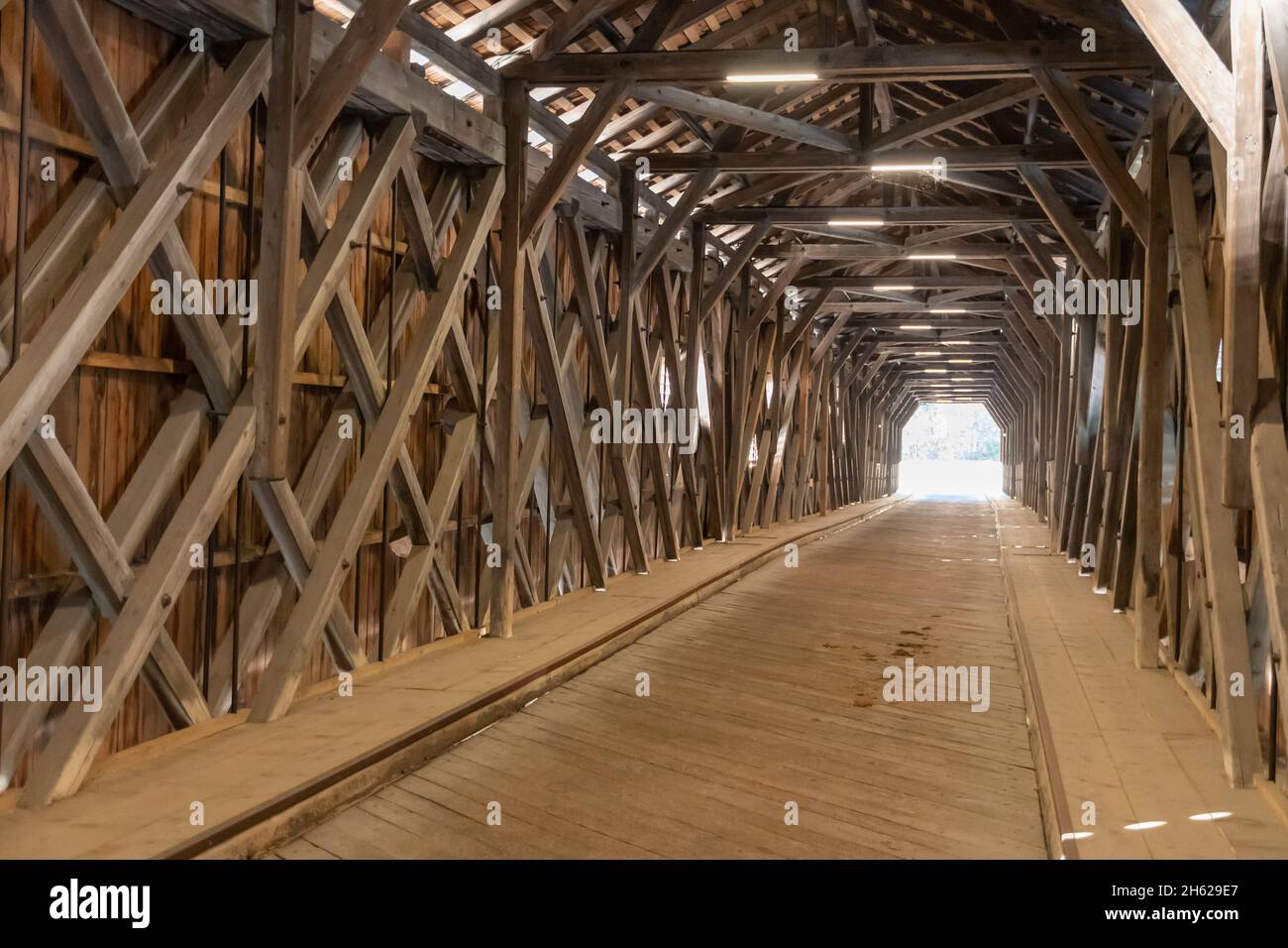 Vaduz, Liechtenstein, 11 ottobre 2021 strada pedonale all'interno dello storico ponte in legno sul reno Foto Stock