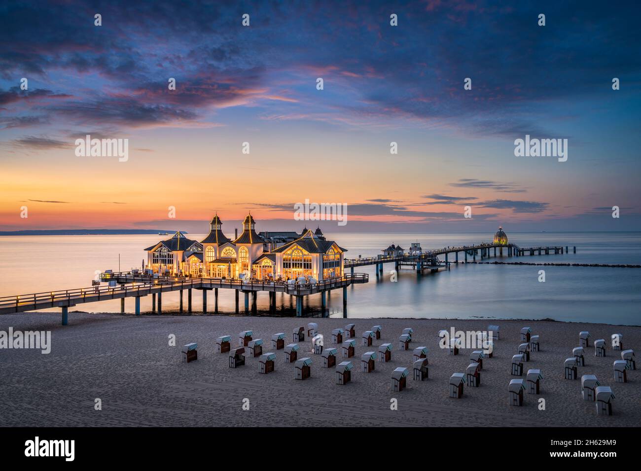 tramonto al molo di sellin sull'isola di rügen, germania Foto Stock
