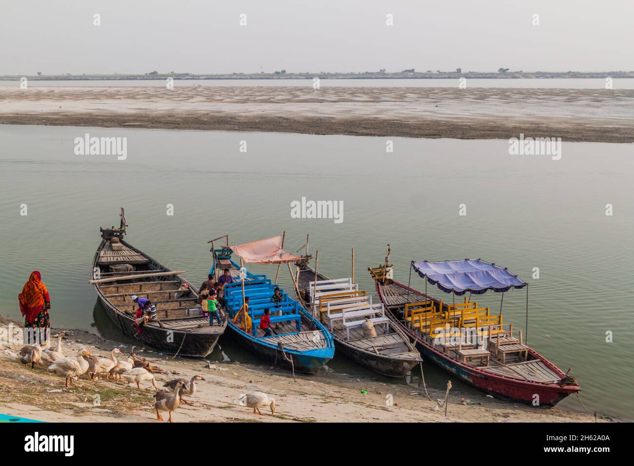 RAJSHAHI, BANGLADESH - 10 NOVEMBRE 2016: Barche di legno sul fiume padma in Rajshahi, Bangladesh Foto Stock