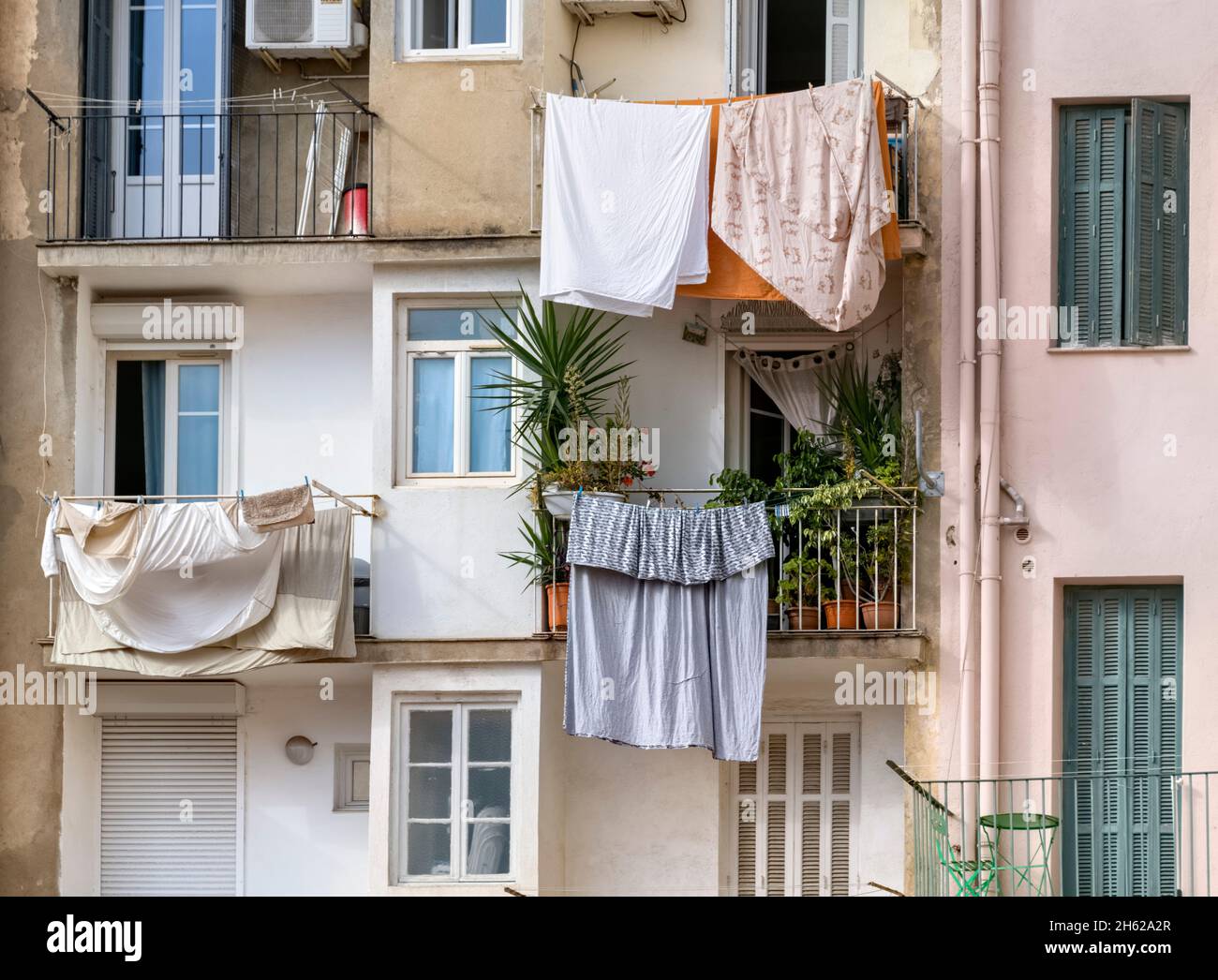 Vestiti appesi all'esterno di edifici di appartamenti, Ajaccio, Corsica Francia Foto Stock