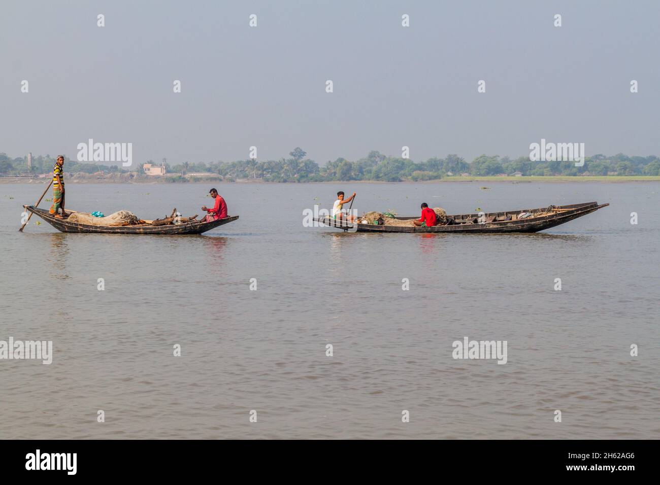 RUPSA, BANGLADESH - 13 NOVEMBRE 2016: Uomini locali su piccole barche sul fiume Rupsa, Bangladesh Foto Stock