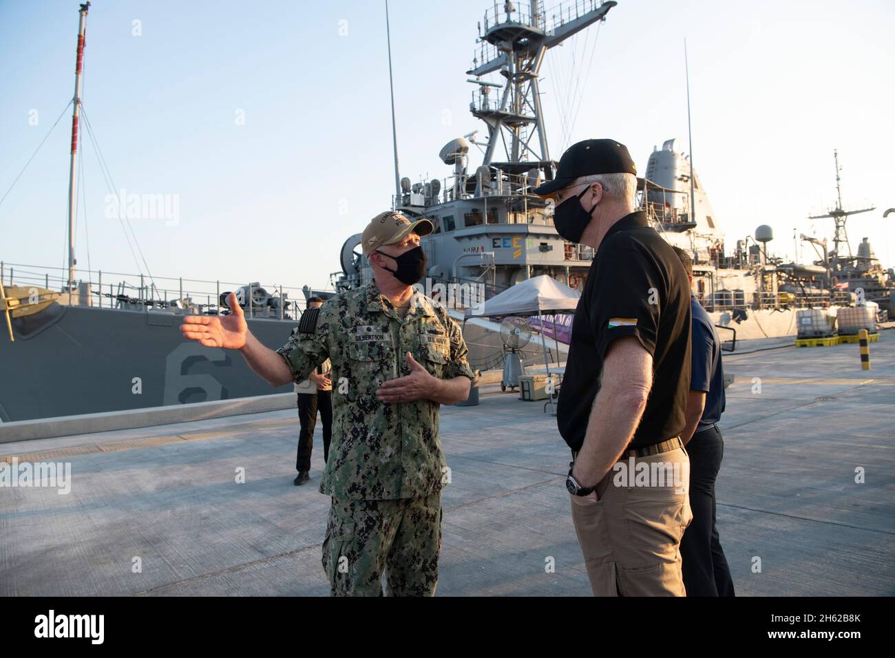 Reportage: Il Segretario della Difesa Christopher C. Miller visita Naval Support Activity Bahrain, 25 novembre 2020. Foto Stock