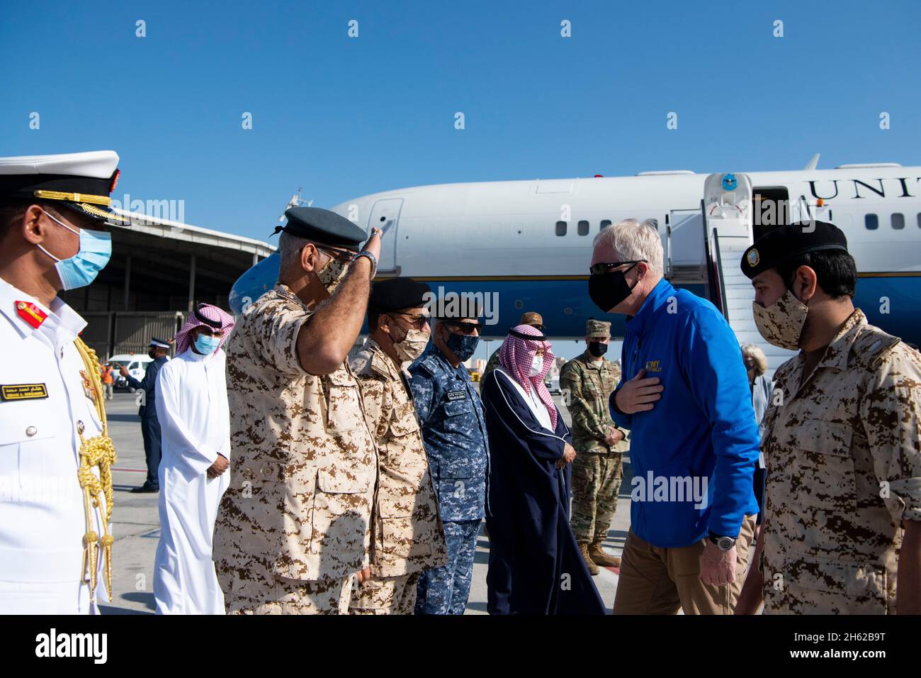 Reportage: Il Segretario alla Difesa Christopher C. Miller arriva a Manama, Bahrain, 25 novembre 2020. Foto Stock