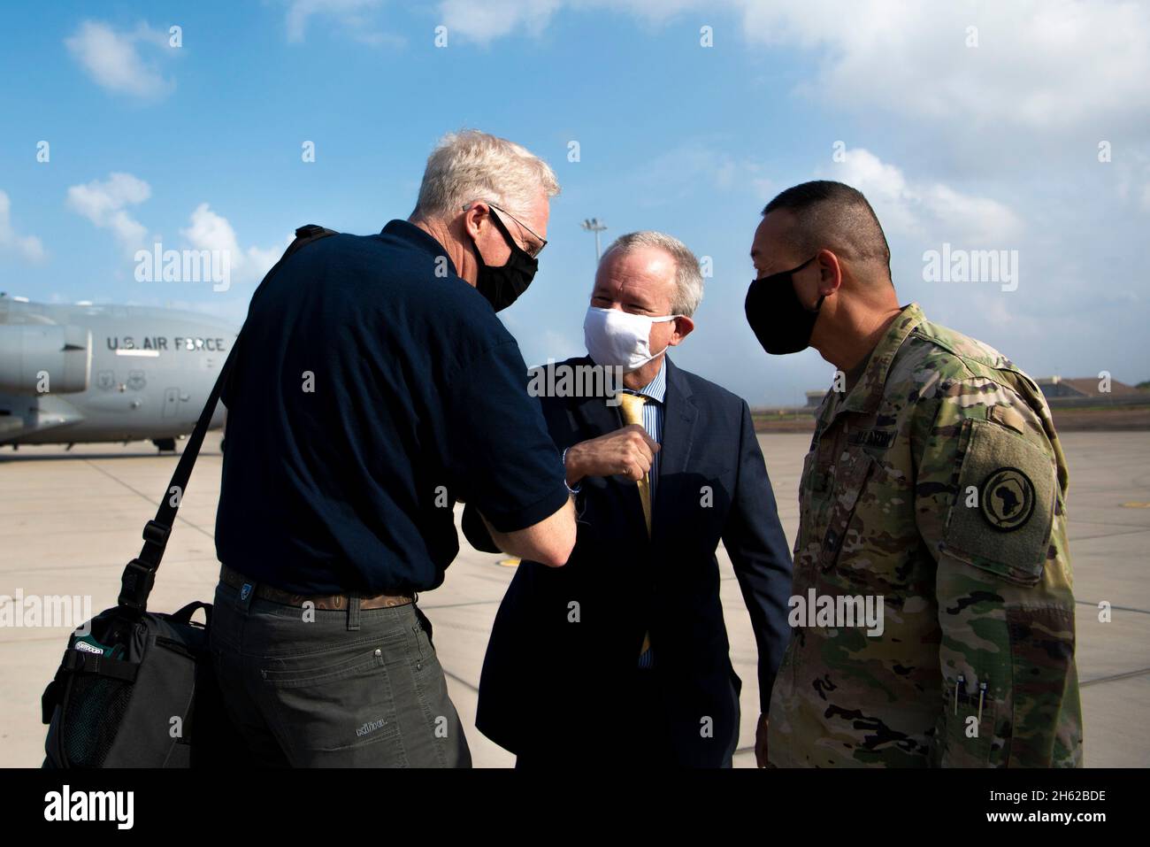 Reportage: Il segretario alla Difesa Christopher C. Miller saluta l'ambasciatore degli Stati Uniti a Gibuti, Larry AndrÃ, alla partenza da Camp Lemonnier, Gibuti, 27 novembre 2020. Foto Stock