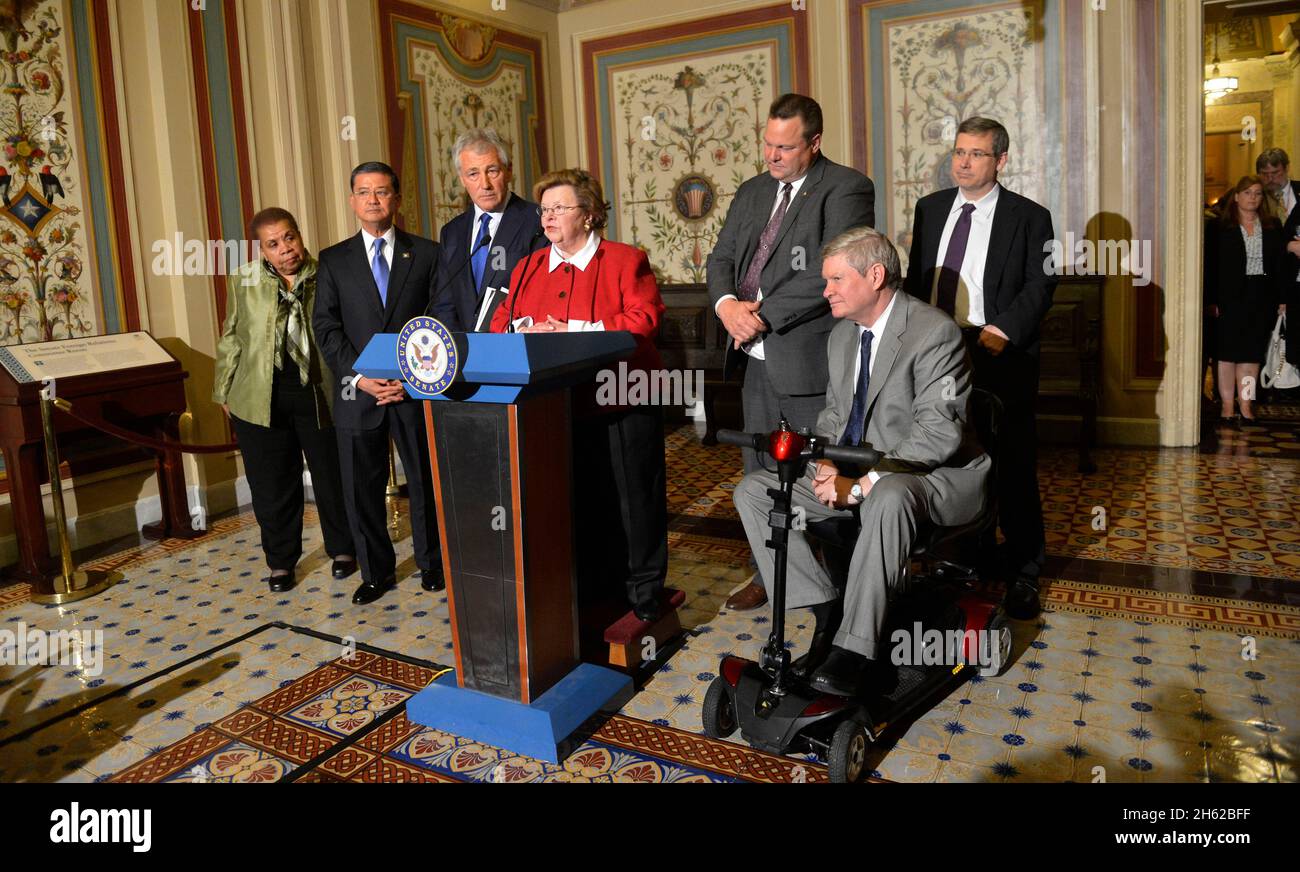 Il Senato Comitato per gli Apropriazioni Presidente della Senatrice Barbara Milkulski, affiancata dal Segretario della Difesa Chuck Hagel e dal Segretario della VA Eric Shinseki, si rivolge ai media il 22 maggio 2013. Foto Stock