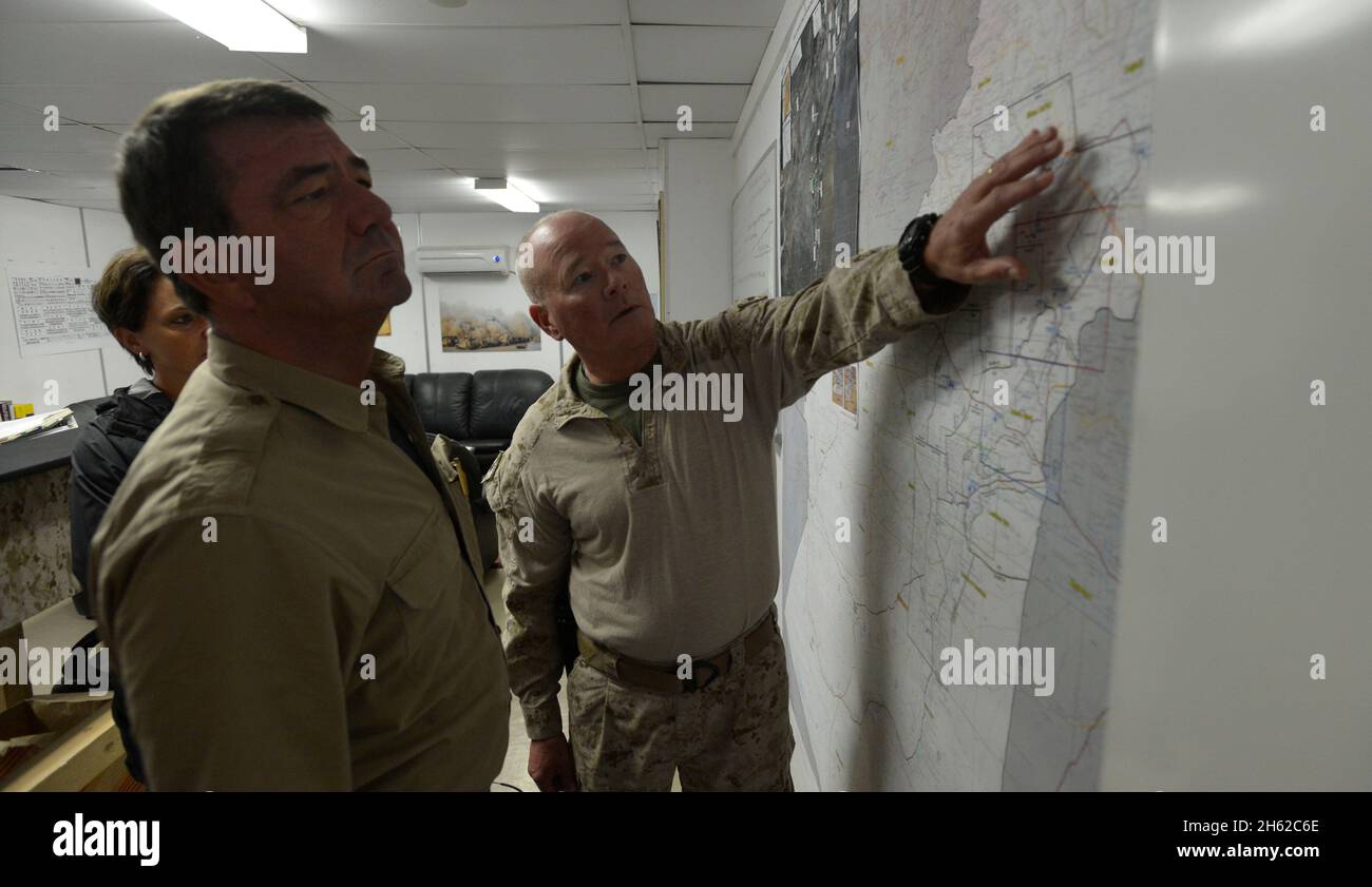 Il Vice Segretario della Difesa Ash carter è informato del generale maggiore Lee Miller, comandante del comando regionale sud-ovest, circa l'attività nella sua area di controllo a Camp Bastion Afghanistan, 14 settembre 2013. Foto Stock