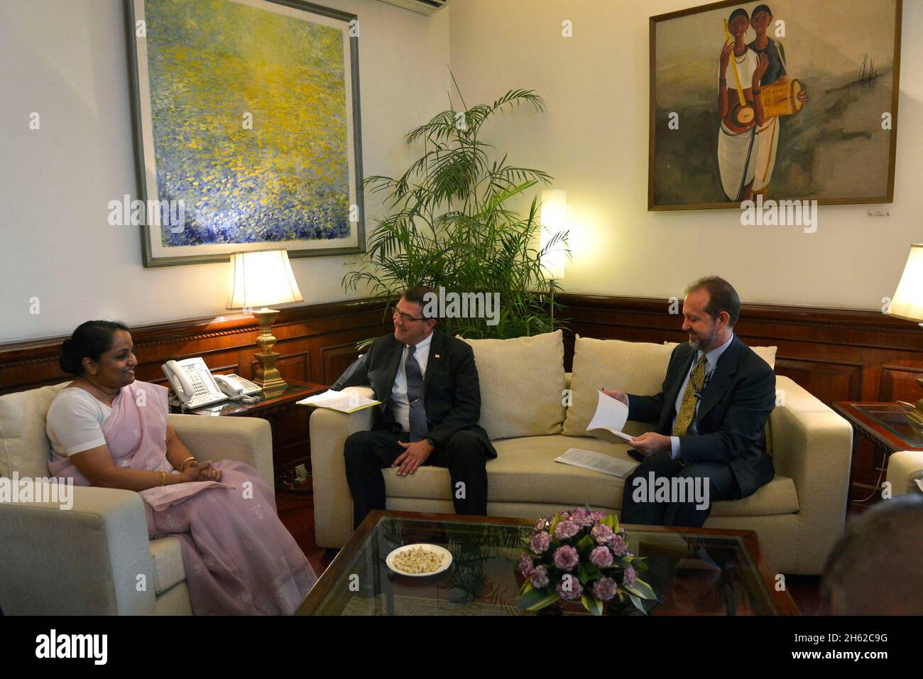 Il Segretario degli Esteri indiano Sujatha Singh accoglie il Vice Segretario della Difesa Ash carter mentre si incontrano a South Block a Delhi, India, 17 settembre 2013. Foto Stock