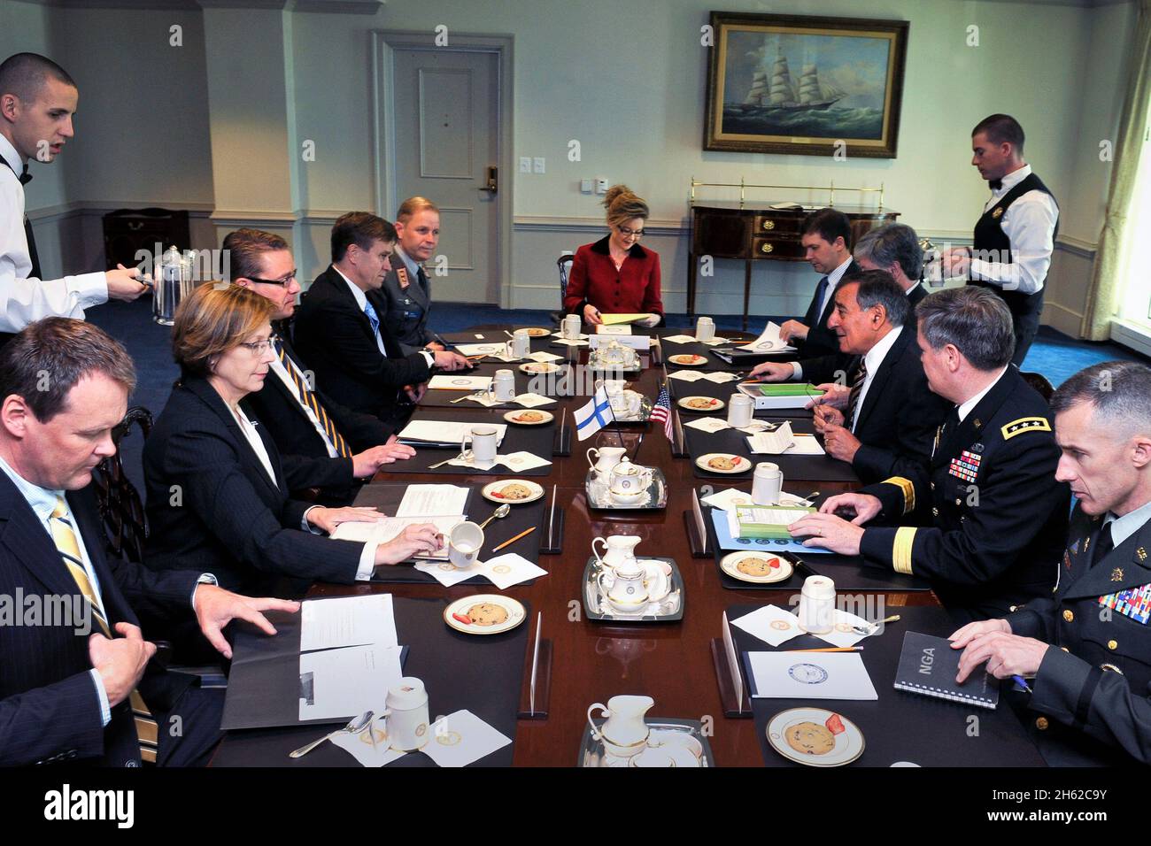 Il Segretario della Difesa Leon Panetta, terzo seduto da destra, si unisce al Ministro della Difesa finlandese Stefan Wallin, terzo seduto da sinistra, per un incontro al Pentagono, 10 maggio 2012 Foto Stock