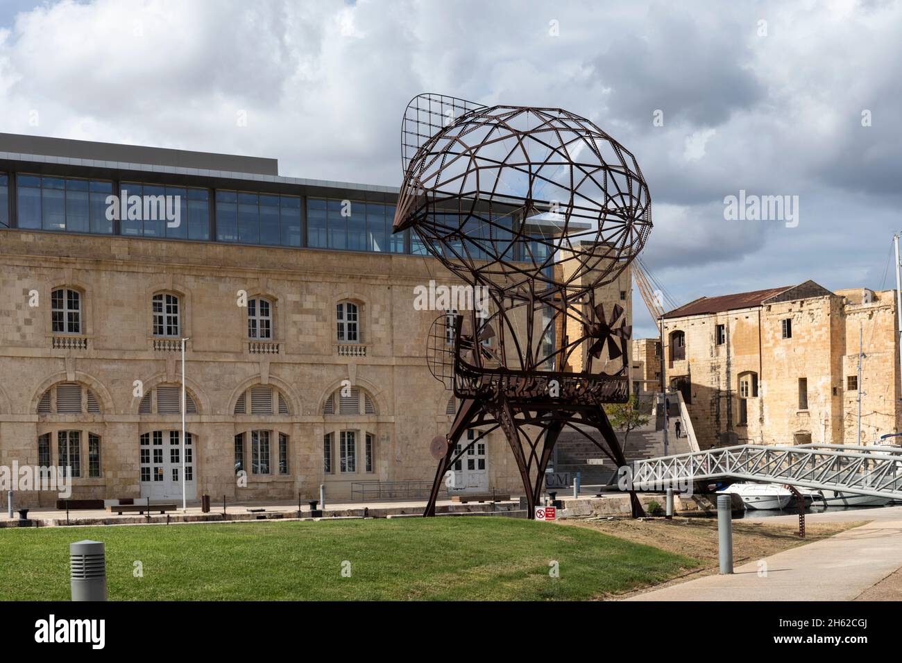L'Università americana di Malta (AUM), monumento ai velivali metallici, cospicua, tre città, Malta Foto Stock